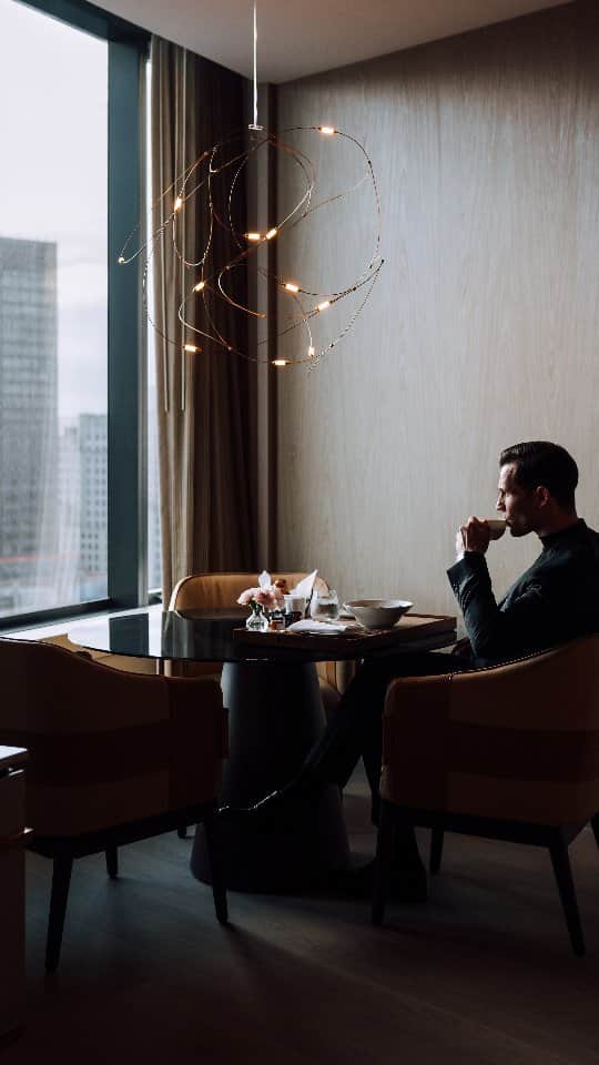 リッツ・カールトンのインスタグラム：「Find a perfect view of Manhattan in suite surroundings at @ritzcarltonnewyorknomad.」