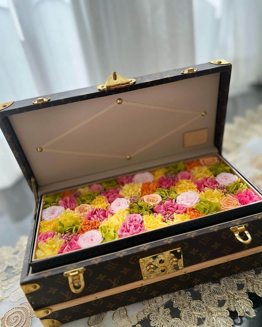 葉加瀬マイのインスタグラム：「LOUIS VUITTON × nicolai bergmann 💐💖  #nicolaibergmann  #lv #マルフルール #フラワートランク #flowertrunk」