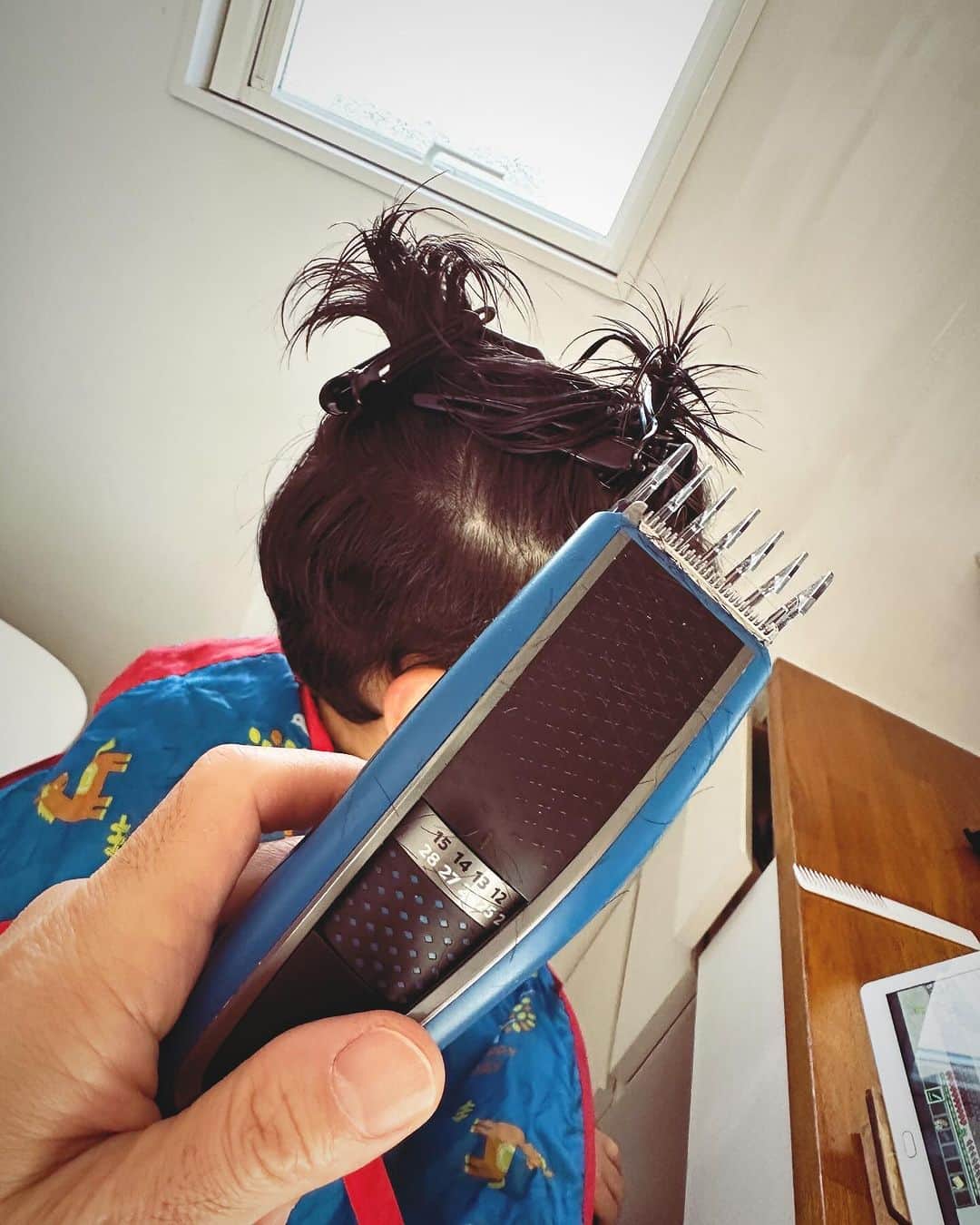 河口恭吾さんのインスタグラム写真 - (河口恭吾Instagram)「朝から息子の髪を切りました。 モッサリしているのをバリカンとハサミでサッパリと。自分的にはかなり上手く出来たと思うのですが。息子には世代から来る美的感覚の違いからか、いつも不評です。  コロナ禍でセルフカットを始めましたが、人の髪を切るのは楽しいですね。  刈り上げのフェード感をもっと出せるようになりたいです。  #キッズカット　#男の子カット　#お父さんカット　#バリカン　#キッズツーブロック」11月19日 11時17分 - kawaguchikyogo