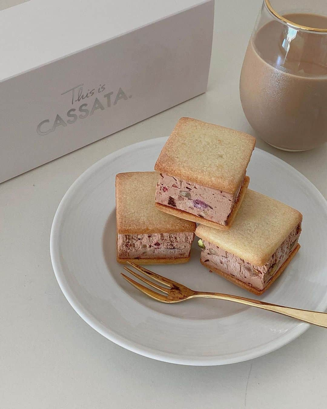 haruru0724さんのインスタグラム写真 - (haruru0724Instagram)「. イタリアンチーズケーキ「カッサータ」専門店の 『This is CASSATA.』🎂 @this_is_chiffoncake  カッサータとは、クリームチーズに ナッツやドライフルーツを混ぜ込み 冷やして固めて作るスイーツ。 温度変化によって味わいが変わる 新感覚のチーズケーキだよ🤍  チョコレート層をベースに仕上げたカッサータを アーモンドをたっぷり使用したサブレで挟んだ カッサータサンドを食べてみたんだけど、 すごく美味しかった〜🥹💕  これは、お誕生日やお祝いなどの贈り物にピッタリかも🎁  5%OFFのクーポンコード発行してもらったから 是非使ってください♡ 【haruru0724】 . . . #PR #thisischiffoncake #カラフルなフリーズ体験を #カッサータ専門店 #カッサータ #カッサータサンド #冷凍スイーツ #ギフト #贈り物 #お取り寄せスイーツ #おうちカフェ #おやつタイム #おやつの時間  #おうちスイーツ #スイーツタイム #ケーキ  #チーズケーキ #ケーキ好き」11月19日 11時19分 - haruru0724