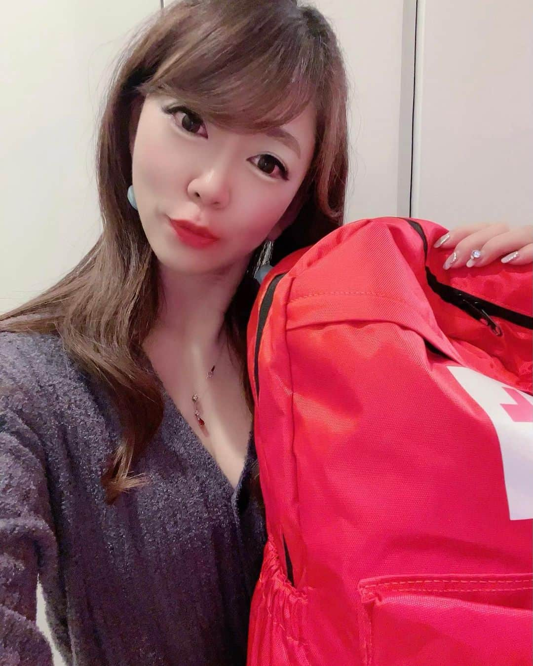 柴田幸子のインスタグラム：「⛑️🎒🙏🏻♡  以前番組でご紹介させていただいた「防災セット」を 日本赤十字社さんがお送りくださいました😌🙏🏻  ラストのリストをご覧いただければ 分かると思いますが いざという時にホントに必要になるものが ギュギュっと詰まっています🎒💨  このリュックに自分で用意していた防災グッズも 併せて詰め込んで（鞄かなり大きい！） 玄関のシューズボックスに置いています☝🏻  いざという時 焦らないために、、、  ＼備えあれば憂いなし／  是非皆さんもご用意くださいね😌  そして既にご用意ある方は 再度中身をチェックしてみてください✔️  さて 今日はハシゴ取材🎤の最終日！ 行ってきますー🤚🏻  #アナウンサー #フリーアナウンサー #radio #ラジオ #防災グッズ #防災セット  ・ ・」