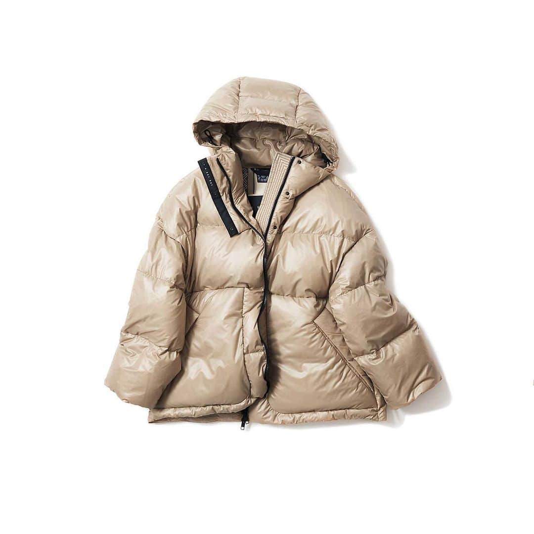 のインスタグラム：「. ♦️ 再入荷 ♦️ ・ ◆D DOT DUE ディー ドット ドゥエ／PISA35ダウンジャケット(cammello) ・ D DOT DUE は、2021-22年秋冬シーズンよりスタート。ダウンの経験を積んだスペシャリストたちが手がける、イタリア発のリサイクルダウンウェアブラン ドです。こちらは、立体感のある丸みを帯びたオーバーシルエットが特徴のモデル、PISA 35。広がりのある袖口と短めの着丈とのバランスが絶妙なシルエット。 GRS(Global RecycledStandard)認証を得たリサイクルダウンの再生利用と、リサイクルの合繊素材で仕立てたサスティナブルなダウンジャケットです。首元をしっかりと包み込み、袖口も二重構造になっている為、風の侵入を防ぎ、防風性と防寒性に優れ、寒い冬の様々なシーンに活躍できる一着です。 ・ #kkcloset #kkshop #菊池京子 #kyokokikuchi #コーディネート #コーデ #coordinate #code #ootd #outfit #kotd #カジュアル #style #happy #italy #outer #アウター　#ダウンジャケット #piumino #ベージュカラー」