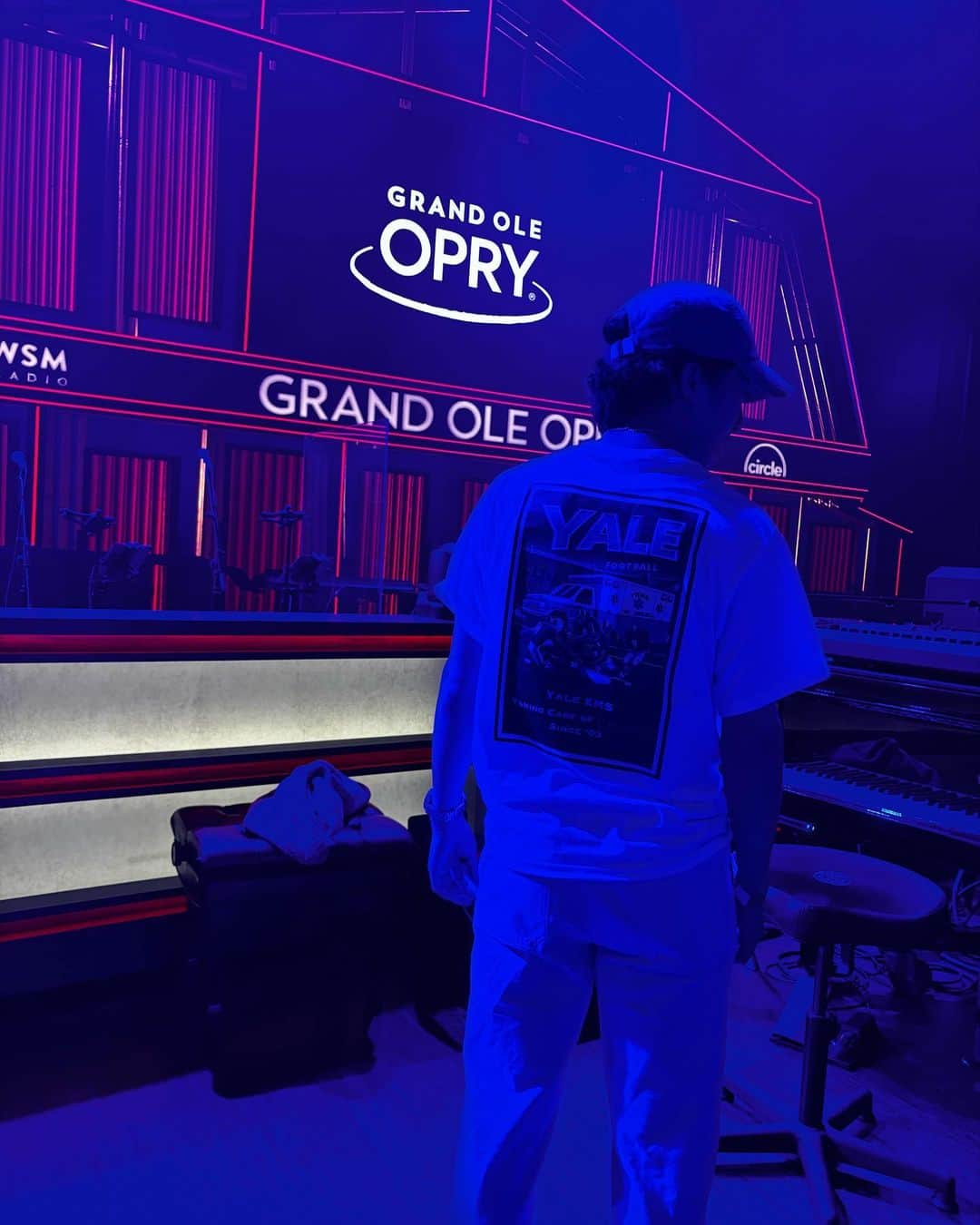 ネイサン・チェンのインスタグラム：「Couldn’t cheer @yalefootball in person but had to represent out at the @opry🎶 Come stop by @bridgestonearenaofficial tomorrow at 5 for some fun skating and live music with @teamscottcares !!」