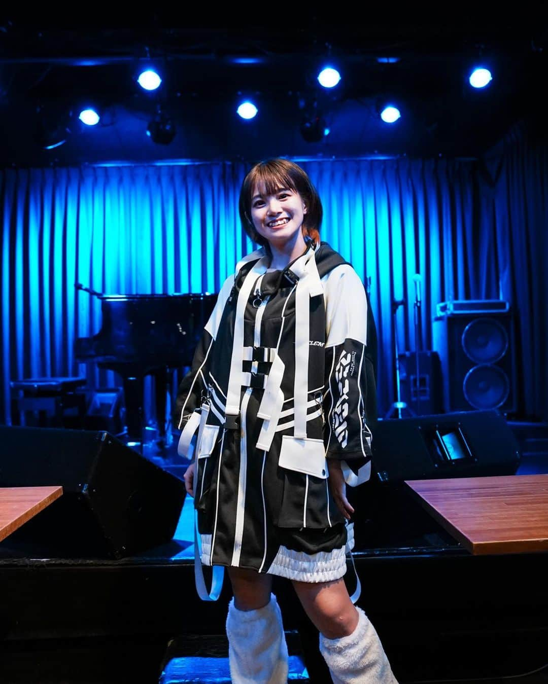 北原ゆかのインスタグラム：「グランドピアノでのライブでした🎹 ありがとうございました😊  11/18(土) 『coe girls vol.99』 📍神戸CASH BOX  #シンガーソングライター #神戸cashbox #ピアノ #弾き語り」