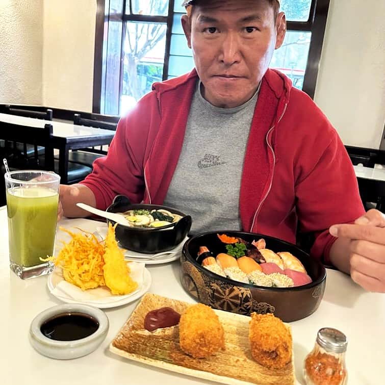 奥村茂雄のインスタグラム：「土曜日の昼食はメキシコシティの日本食レストランで、、 -鍋焼きうどん -握りスペシャル -コロッケ2個 -抹茶カルピス  この後、場所を変えてコーヒー2杯を飲んだが、昼食ながらカロリーの摂りすぎを実感し、夕方走りに行った🏃💨 - - #okumura #tifondeosaka #メキシコ生活」