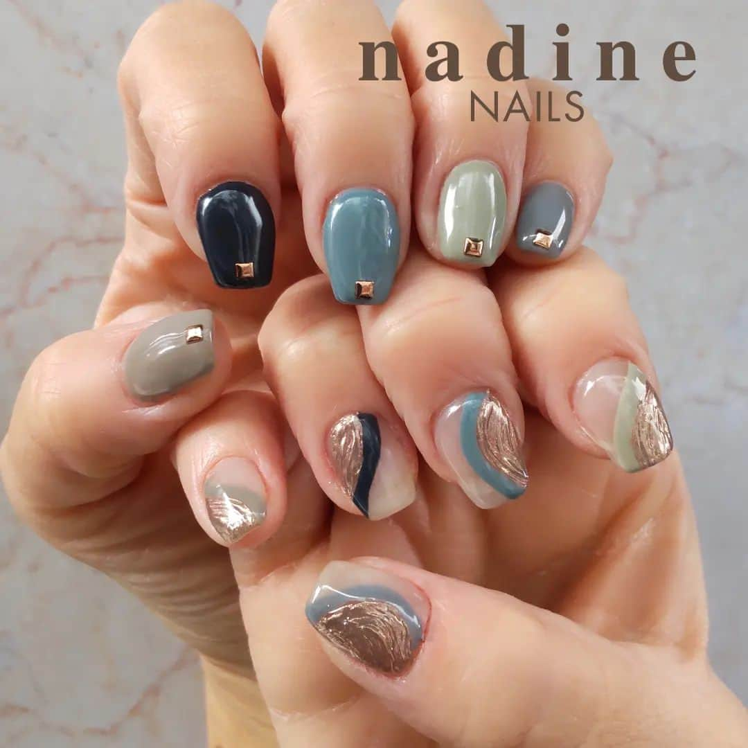 nadineNAILSさんのインスタグラム写真 - (nadineNAILSInstagram)「メタリックとラインデザイン✨  #nailart #nailstagram #nails #art #instnailstyle # #japanstyle  #originalnails #gold#silver#美甲 #gelnails #gel甲 #ニュアンスネイル#girlsfashion #ミラーネイル  #clearnails #フレンチネイル#リングネイル #ワンホンネイル#pedicure #スキニーフレンチネイル #秋色ネイル#マグネットネイル#グラデーションネイル#韓国ネイル#韓国コスメ#ホログラムネイル#クリアネイル#ゴールドネイル  nailsheet @lavankomono」11月19日 11時28分 - nadine_nails_