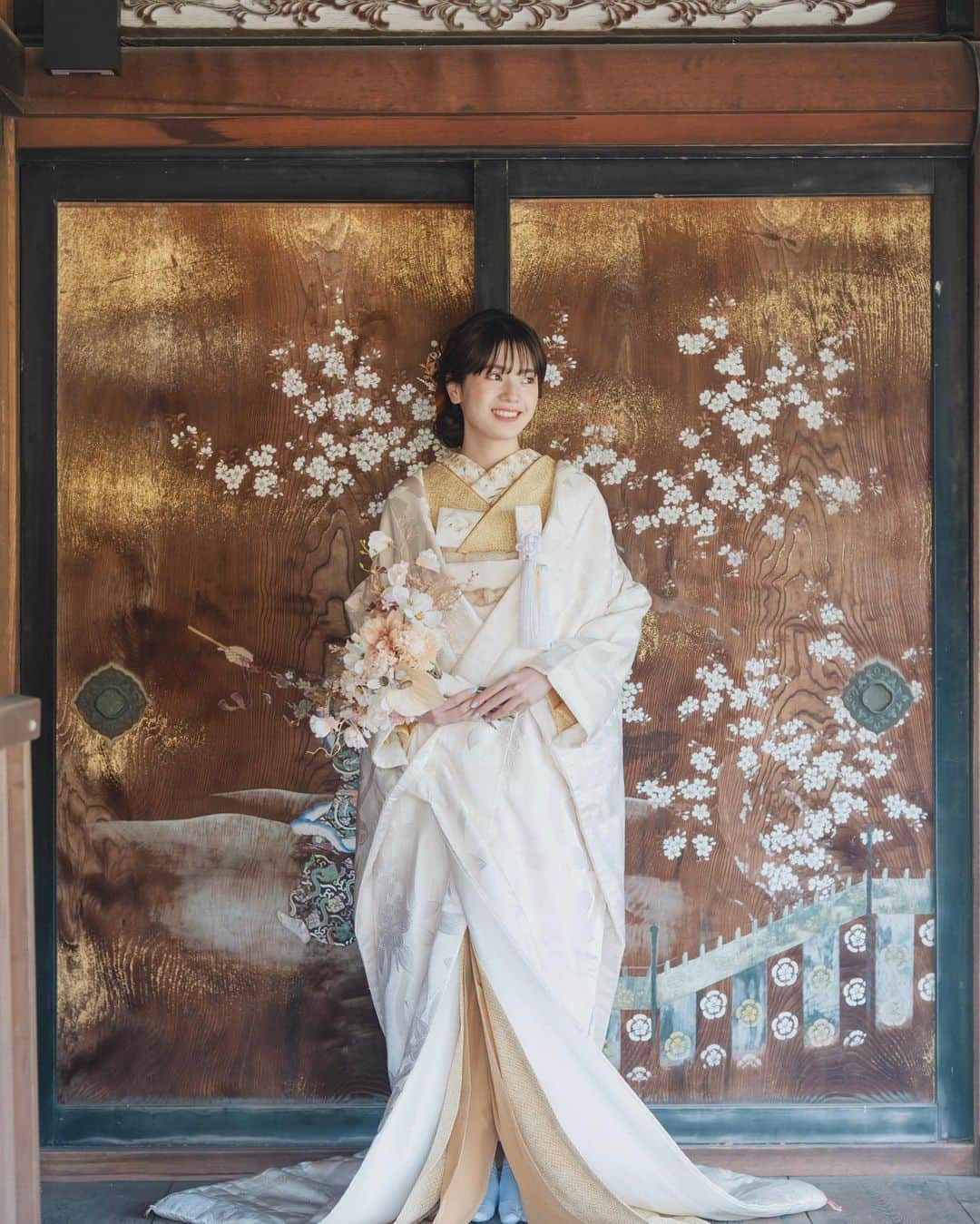 the_dress_roomさんのインスタグラム写真 - (the_dress_roomInstagram)「【京都撮り】世界遺産"仁和寺"コース𓆸5月日程まで募集中𓇬  掛下"髪飾りに選んだべっ甲"を ホワイト、ゴールドでワントーンにまとめて𓆸  髪飾りにもべっ甲のかんざしを添えて 秋らしいコーディネートをお楽しみいただきました𓇬  𓇬 仁和の時代からたたずむお寺で愛らしく輝く、 令和の花嫁。  たくさんの時代を越えて咲きつづける ソメイヨシノやしだれ桜、多くの歌人が詠んだ御室桜は 緑の頃も美しい。  令和の新らしいMUKUをまといながら。 世界遺産の仁和寺にて。  𓇬 𓇬  仁和寺コース、2024年5月日程まで募集をスタートしました𓆸  " #京都撮り "詳細は HP【KIMONO PHOTO PLAN】をご覧ください𓇬 @the_dress_room   𓇬 𓇬  ザ・ドレスルームの"京都撮り"では お着物、お小物からお草履まで お好きな〝色遊び〟をお楽しみいただけます𓇬  ご相談などはお気軽にHP【お問合せ】フォームまで  photographer: @nobuyuki__aoki  hair&make: @n.hair_and_make   𓇬 𓇬  #白無垢 #前撮り #後撮り #京都撮り #KYOTO撮り #thedressroom #ザドレスルーム #京都前撮り #和装前撮り#白無垢前撮り #和装花嫁 #和装小物 #和装 #和装ヘア」11月19日 11時29分 - the_dress_room