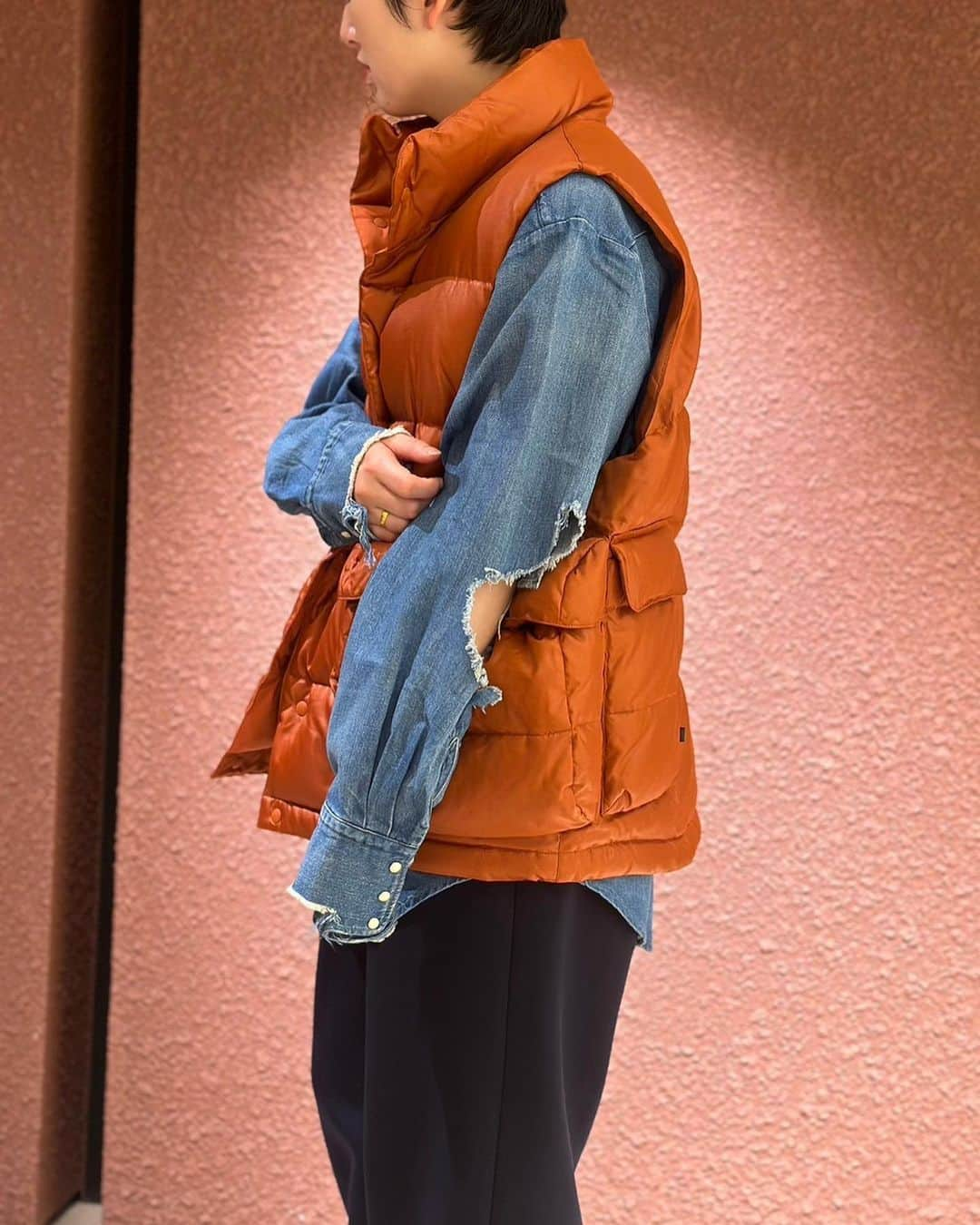 6(ROKU) OFFICIALさんのインスタグラム写真 - (6(ROKU) OFFICIALInstagram)「-  @daiwapier39_official WOMEN’s tech backpacker down vest ¥44,000-tax in  ＜KURO × 6＞denim shirt ¥46,200- tax in  6 military zip pants ¥30,800- tax in  @vansjapan ANAHEIM FACTORY AUTHENTIC 44 DX ¥9,350- tax in  #roku #kuro #kurodenim #daiwapier39 #vans」11月19日 11時29分 - 6______roku