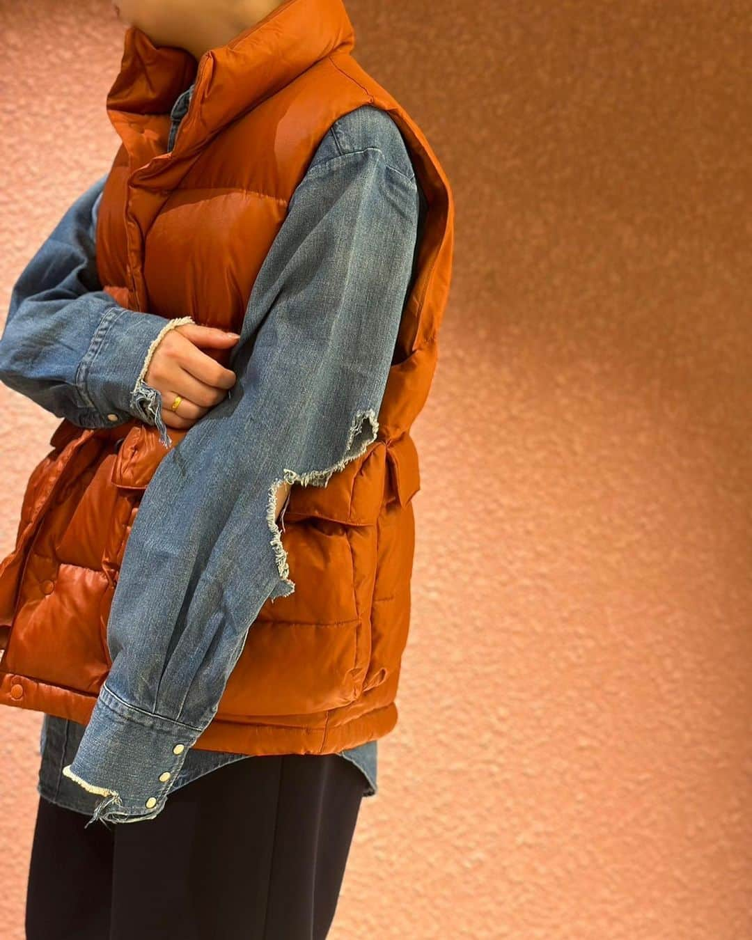 6(ROKU) OFFICIALさんのインスタグラム写真 - (6(ROKU) OFFICIALInstagram)「-  @daiwapier39_official WOMEN’s tech backpacker down vest ¥44,000-tax in  ＜KURO × 6＞denim shirt ¥46,200- tax in  6 military zip pants ¥30,800- tax in  @vansjapan ANAHEIM FACTORY AUTHENTIC 44 DX ¥9,350- tax in  #roku #kuro #kurodenim #daiwapier39 #vans」11月19日 11時29分 - 6______roku