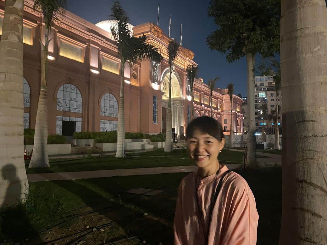 青山有紀さんのインスタグラム写真 - (青山有紀Instagram)「ピンクの外装がすてきなエジプト考古学博物館。 なんとこの博物館を丸ごと貸し切っていただき、普段は撮影禁止❌のツタンカーメンの部屋も全て写真オッケーにして下さいました✨ 美しいアヌビスやハトシェプスト像にも感動✨」11月19日 11時30分 - yukiaoya