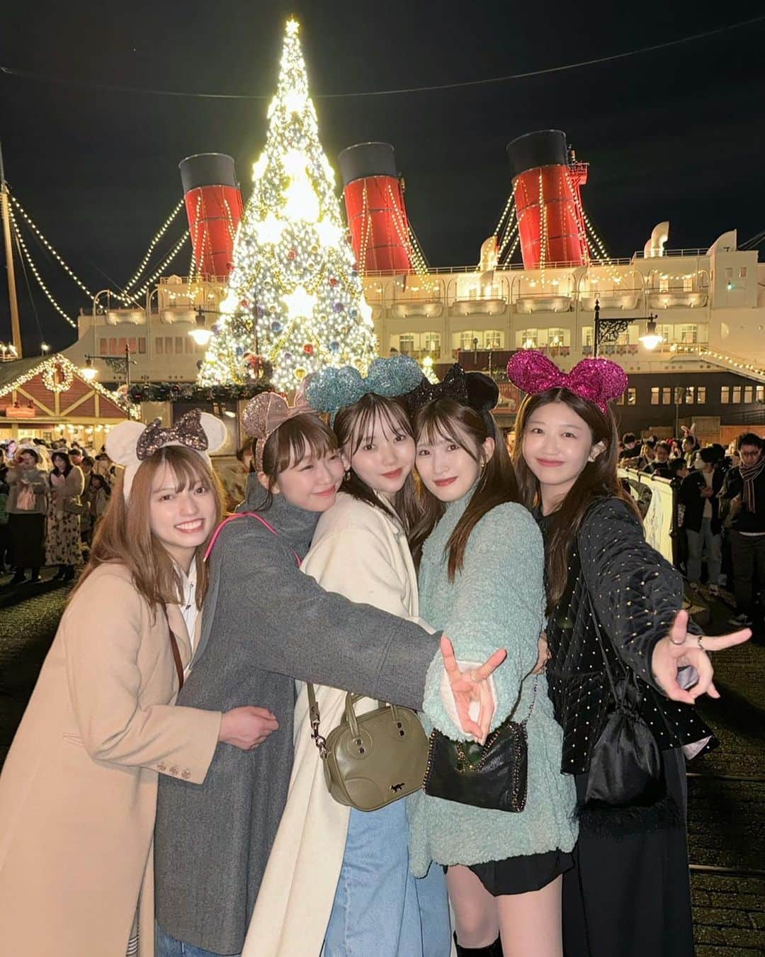 高見奈央のインスタグラム：「クリスマスディズニー🎄✨  相変わらず、ずーっと喋ってた！ 耳もみんな違うくらい統一感のない私たちだけど笑 価値観とか人生観とか似てて いつも話聞きながら本気で首を縦に振ってる😂  今度、一周だけバイキングやるんだー🫶  #クリスマス #ディズニー #クリスマスディズニー #ディズニーシー」
