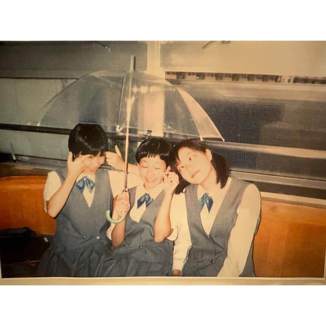 木村カエラさんのインスタグラム写真 - (木村カエラInstagram)「NHK おかえり音楽室 中学生頃の自分を振り返りながら、 母校の音楽室で歌う。  それはそれはとても素敵な時間でした。 あの頃の自分は、反抗期真っ只中で、 自分でもどうにもできないモヤモヤと葛藤していた時期でした。 学校に通う電車の中で、自分の気持ちをノートに綴っていた日々。 それが歌詞を書くようになったわたしの原点です。 親友や、先生、あの瞬間があって今のわたしがいるんだと、実感した時間でした。  息子が今中学1年生で、 自分も経験した反抗期を迎えています。 まだまだ可愛いもんだけど、すごく大事な時期だと思って、改めて、その時間を大切にしてあげようと感じることもできました。 あの頃のわたしのように、自分を探しているのだと思います。 母として、言いたいことはたくさんあるけど、いつでも近くで見守る温かさだけは、1番前に置いておきたいです。  そして、周りにいる人たち、いつも味方でいてくれる人たち。そして、わたしを育ててくれたママ。 ほんと大好きです。 涙が止まらない日で、最後ちゃんと歌えるかな。と心配になったけど😂 一生懸命歌いました。  見逃し配信が、ありますので、お時間あれば見てみてください。 何か伝わるものがあれば幸せです。  歌はケセラセラという曲とButterflyを歌いました。 ケセラセラは、自分の人生は自分のもので他人のものではないという気持ちを描いた歌です。 ときめきを感じて、生きたい。  番組スタッフの皆様も、参加してくれた大切な人たちも本当にありがとうございました。  #おかえり音楽室 #NHK」11月19日 11時38分 - kaela_official