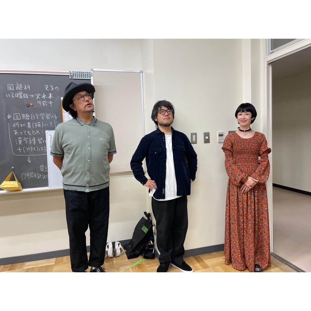 木村カエラのインスタグラム：「NHK おかえり音楽室 中学生頃の自分を振り返りながら、 母校の音楽室で歌う。  それはそれはとても素敵な時間でした。 あの頃の自分は、反抗期真っ只中で、 自分でもどうにもできないモヤモヤと葛藤していた時期でした。 学校に通う電車の中で、自分の気持ちをノートに綴っていた日々。 それが歌詞を書くようになったわたしの原点です。 親友や、先生、あの瞬間があって今のわたしがいるんだと、実感した時間でした。  息子が今中学1年生で、 自分も経験した反抗期を迎えています。 まだまだ可愛いもんだけど、すごく大事な時期だと思って、改めて、その時間を大切にしてあげようと感じることもできました。 あの頃のわたしのように、自分を探しているのだと思います。 母として、言いたいことはたくさんあるけど、いつでも近くで見守る温かさだけは、1番前に置いておきたいです。  そして、周りにいる人たち、いつも味方でいてくれる人たち。そして、わたしを育ててくれたママ。 ほんと大好きです。 涙が止まらない日で、最後ちゃんと歌えるかな。と心配になったけど😂 一生懸命歌いました。  見逃し配信が、ありますので、お時間あれば見てみてください。 何か伝わるものがあれば幸せです。  歌はケセラセラという曲とButterflyを歌いました。 ケセラセラは、自分の人生は自分のもので他人のものではないという気持ちを描いた歌です。 ときめきを感じて、生きたい。  番組スタッフの皆様も、参加してくれた大切な人たちも本当にありがとうございました。  #おかえり音楽室 #NHK」