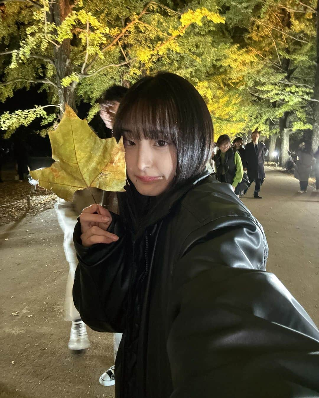 川原美咲のインスタグラム：「🍂🍂🍁 ・ ・ 秋のうち（もう冬？いやまだ秋）に秋投稿しておこう投稿 何枚目派〜？🥰 ・ ・ ・ ・ ・ ##紅葉スポット #東京紅葉 #紅葉狩り #紅葉デート #国営昭和記念公園 #立川市 #骨格ナチュラル #ブルベ夏 #イエベ春 #紅葉シーズン #紅葉ライトアップ #レザーブルゾン」