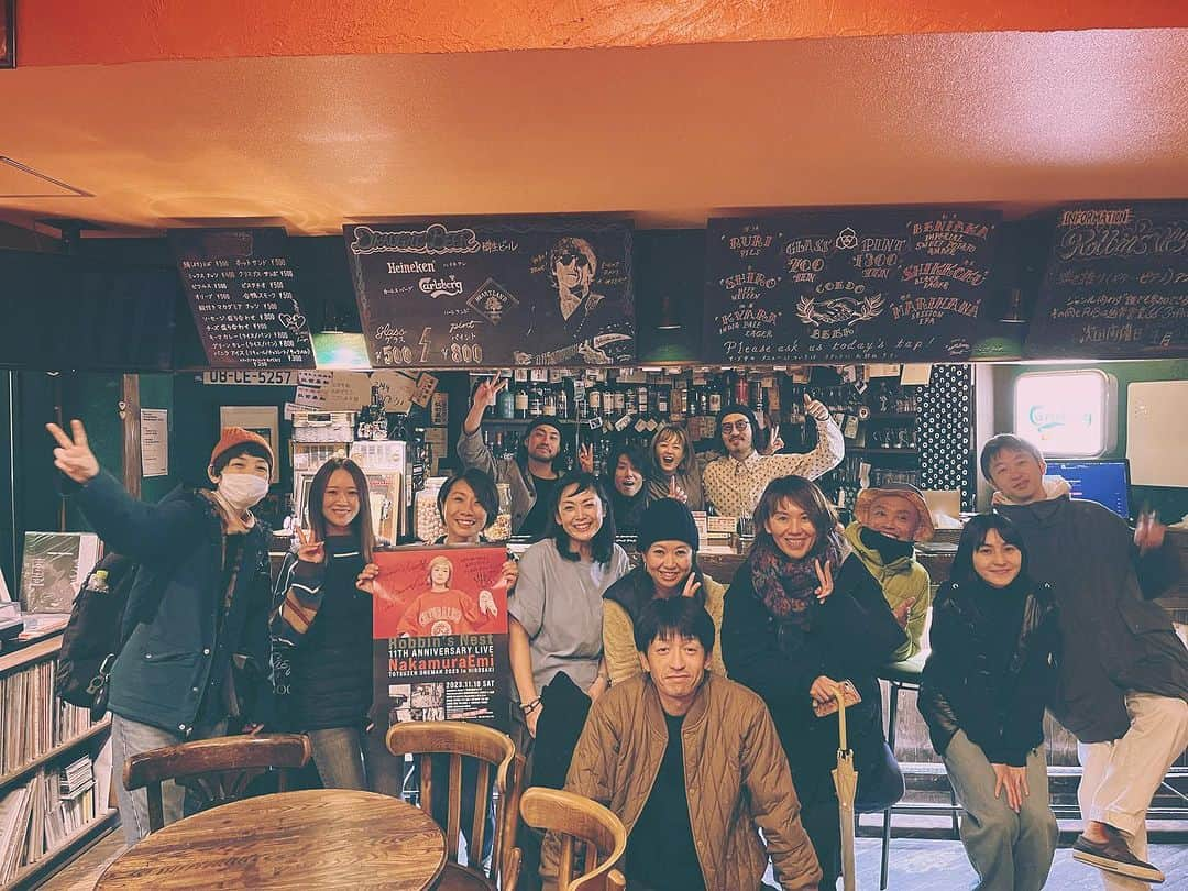 NakamuraEmiさんのインスタグラム写真 - (NakamuraEmiInstagram)「🍺  LIVE58 2023.11.18 突然ONEMAN in 弘前 Robbin's Nest 11th Anniversary!!  ⚫︎ ご当地カバー曲 ⚫︎ KREVAさん 「音色」 Arr. カワムラヒロシ  ⚫︎ ご当地グッズ ⚫︎ greenさんで買った 津軽こぎん刺しのコースター  ____________  まだ青森に行けてなかった私たちを弘前に呼んでくれたRobbin's Nestの皆。  お出迎えに、ウェルカムボードに、楽屋はうまいものだらけ。ポスターも今回のためにデザイナーさんに頼んで作り込んでくれていて、駅にも貼ってあった。  地元の仲間たちが協力してくれて手作りで作り上げたというお店はどこもかしこも見てて楽しいし、そこに集まるお客様も最高でした。温かく迎えてくれて本当に嬉しかった。この日まで一緒に盛り上げてくれたFM青森のふじこちゃん、ありがとうございました！  丁寧に準備する姿やチームワーク、お店を続けていくことと音楽を続けていくこと、通ずるものがたくさんあるなぁと感じた日でした。  絶対またここでライブやりに帰ってきたい。 そして青森に行った時は是非是非お立ち寄りください。素敵で変態でおもろい人たちが迎えてくれる最高なパブです。  同い年でミュージシャンのオーナー成田くん、影の大黒柱田辺さん、アメリカ横断したカズくん、チケットやってくれたのぶ&さつきちゃん、音響のいわさきさん、そしてロビンズネストのスタッフの皆様ありがとうございました！  Gt.MPC.Arr.Prd. @hiroshikawamura_guitar  PA リンダ STAFF しんじ  #弘前 #robbinsnest」11月19日 11時50分 - nou.emi