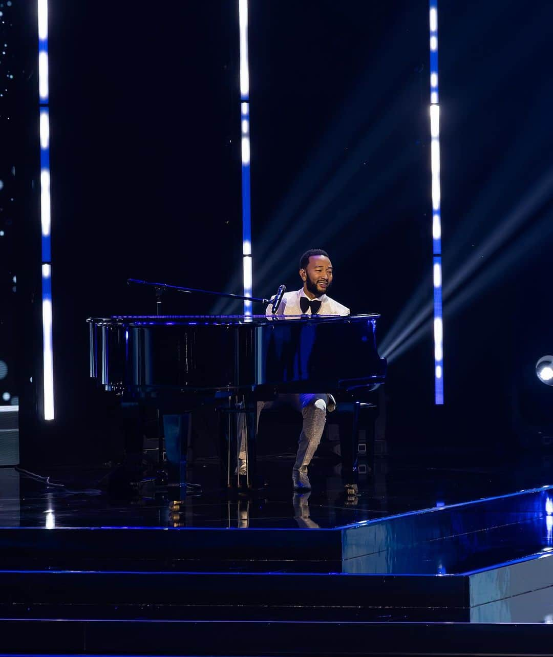 イリス・ミトゥネールのインスタグラム：「The one and only @johnlegend ✨ singing the Top 10 down the stage   #johnlegend #missuniverse2023 #missuniverse #72ndmissuniverse」