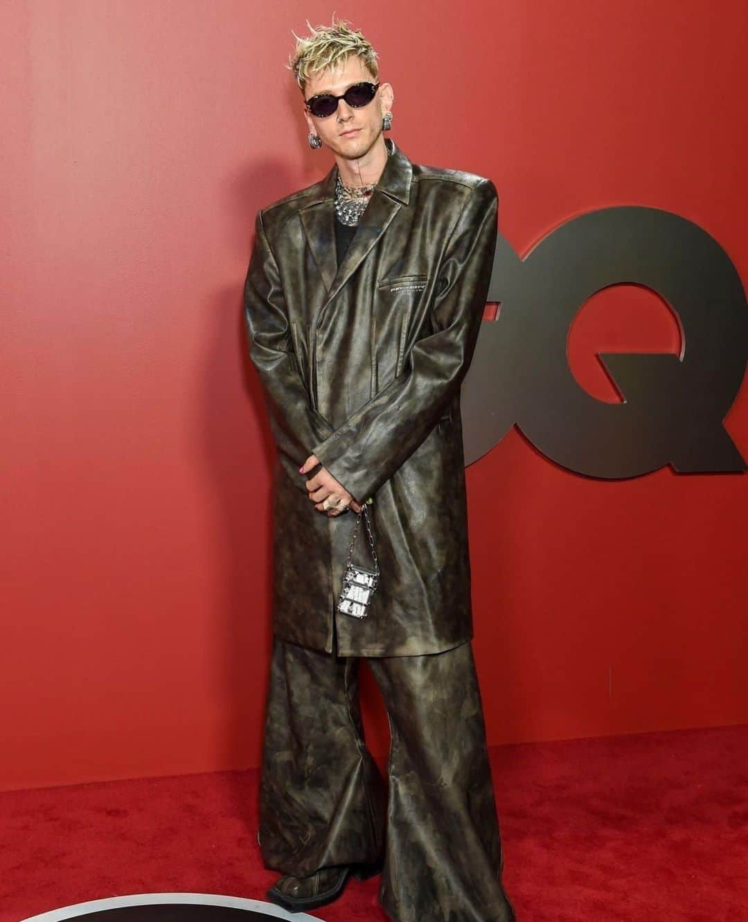 Vintage Brand Boutique AMOREさんのインスタグラム写真 - (Vintage Brand Boutique AMOREInstagram)「@machinegunkelly with the Chanel 90s CC Logo Sunglasses from @amore_tokyo at the @gq Men Of The Year red carpet🖤  📷 @machinegunkelly and rightfull owners #GQMOTY #MGK #MachineGunKelly #VintageChanel #AmoreVintage」11月19日 11時49分 - amore_tokyo