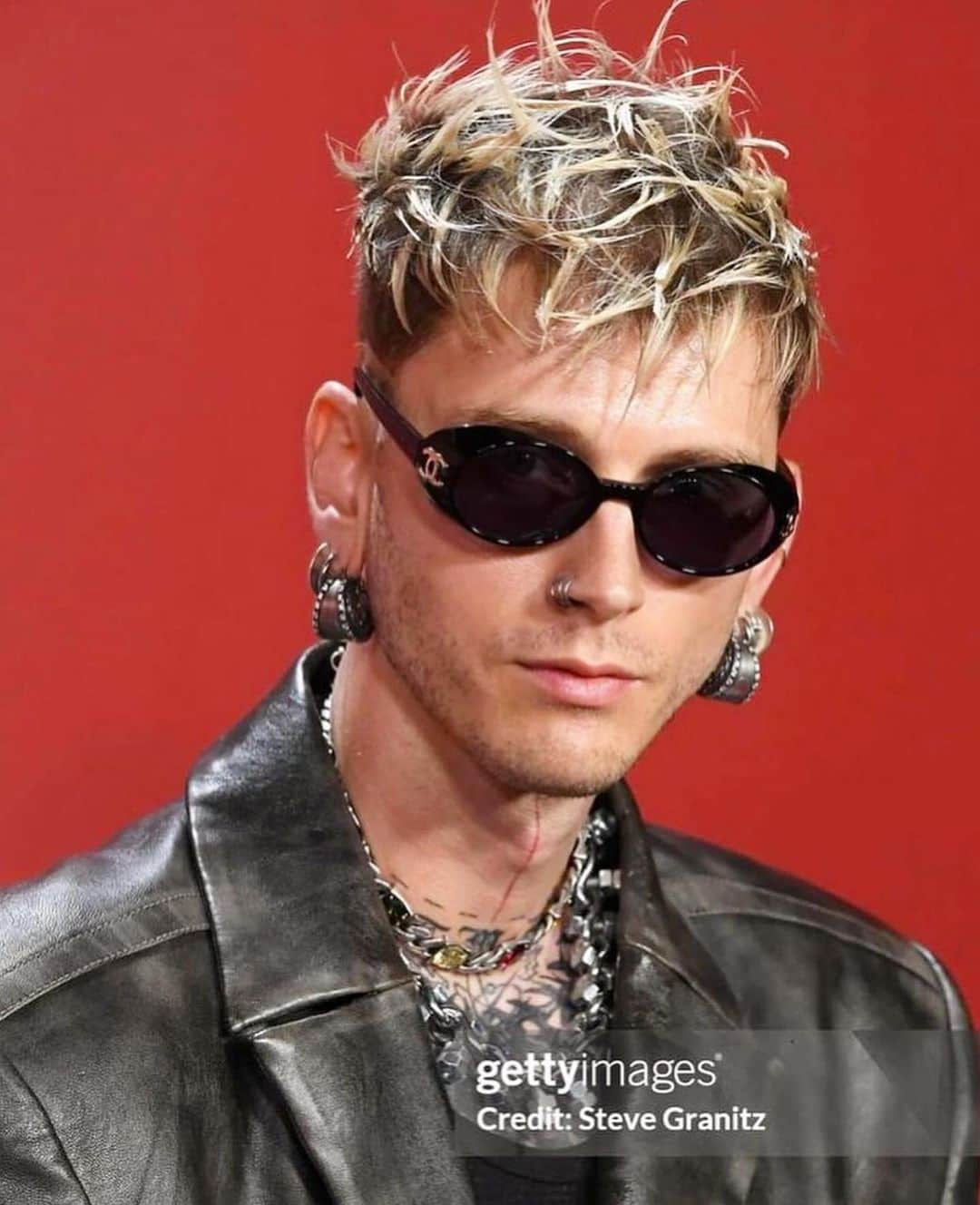 Vintage Brand Boutique AMOREさんのインスタグラム写真 - (Vintage Brand Boutique AMOREInstagram)「@machinegunkelly with the Chanel 90s CC Logo Sunglasses from @amore_tokyo at the @gq Men Of The Year red carpet🖤  📷 @machinegunkelly and rightfull owners #GQMOTY #MGK #MachineGunKelly #VintageChanel #AmoreVintage」11月19日 11時49分 - amore_tokyo