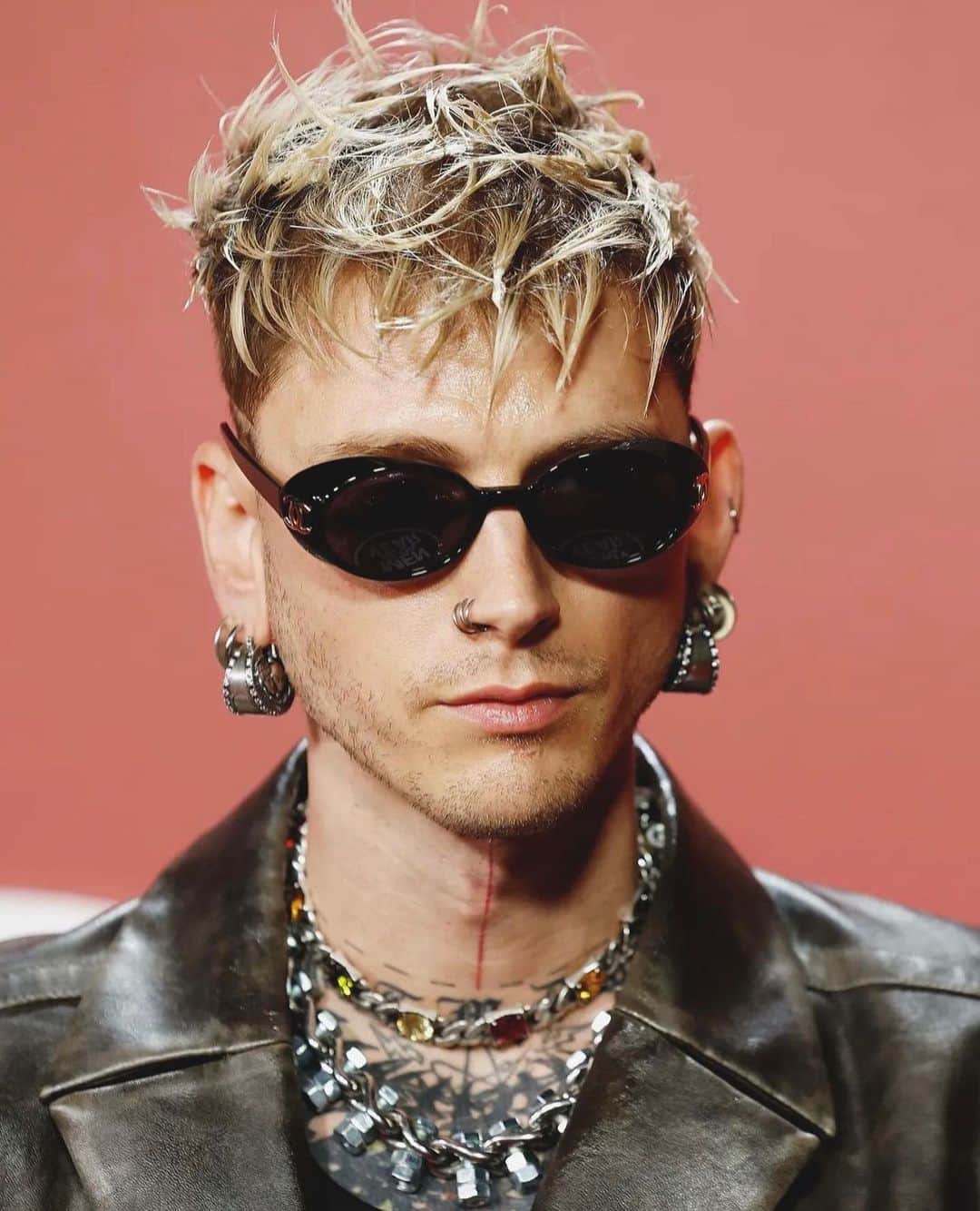 Vintage Brand Boutique AMOREのインスタグラム：「@machinegunkelly with the Chanel 90s CC Logo Sunglasses from @amore_tokyo at the @gq Men Of The Year red carpet🖤  📷 @machinegunkelly and rightfull owners #GQMOTY #MGK #MachineGunKelly #VintageChanel #AmoreVintage」