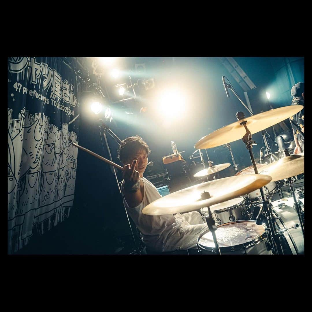 MOSHIMOさんのインスタグラム写真 - (MOSHIMOInstagram)「. 2023.11.11 「ヤバイTシャツ屋さん "BEST of the Tank-top" TOUR」 高知 CARAVAN SARY  w / ヤバイTシャツ屋さん  photo by @teru_ttm」11月19日 11時59分 - moshimo_band