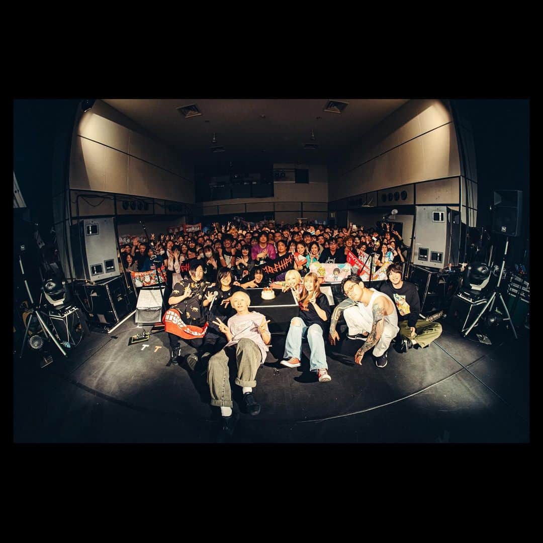 のインスタグラム：「. 2023.11.11 「ヤバイTシャツ屋さん "BEST of the Tank-top" TOUR」 高知 CARAVAN SARY  w / ヤバイTシャツ屋さん  photo by @teru_ttm」