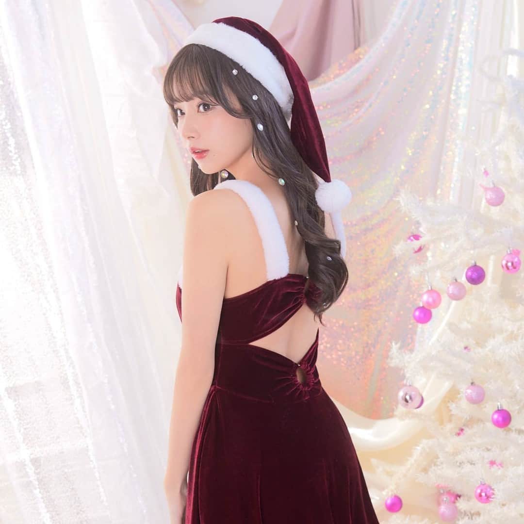 DazzyStoreさんのインスタグラム写真 - (DazzyStoreInstagram)「クリスマスが待ち遠しい⁉⁠ ⁠ 可愛いがあふれ出す⁠ ℂ𝕙𝕣𝕚𝕤𝕥𝕞𝕒𝕤 コーデ🎄🔔💖⁠ ⁠ #PyunA . さん着用 @⁠_000919_⁠ ･･････････････････････････････････⁠ 🏷ベロアAラインワンピースサンタコスチューム⁠ Price：¥4,378(tax in)⁠ Color：WINE RED / BLACK⁠ / PINK⁠ 商品No.🔍 : fm7d001⁠ ⁠ スタイルアップ抜群なAラインがキュート♡⁠ ハイウエストワンピースのサンタコスチューム🎅⁠ 背中見せのカットアウトでほんのり色気もプラス✨⁠ ⁠ワンピース、サンタ帽のセット。⁠ ･･････････････････････････････････⁠ 　⁠ プロフィールのURLから⁠ オンラインショップをチェックしてね👆⁠ ▽　▽　▽　▽⁠ @dazzy_official⁠ 　⁠ ⁠⁠\\モニターキャンペーン//⁠ ポンチョ&Aラインワンピースクリスマスコスチューム⁠ がもらえる⁠モニター企画を開催中♡⁠ ⁠ 詳しくは11月16日の投稿をチェック👆⁠ 　⁠ ⁠／⁠ ⁠ dazzyドレスの着用写真を　⁠ ⁠#dazzyme をつけて投稿すると⁠ dazzy公式HPで紹介されるかも･･･？🫧♩⁠ ＼⁠　　　⁠ 　⁠ ───────────────────⁠───────⁠ #dazzy #dazzystore #通販 #ドレス #キャバ⁠ #キャバ嬢ドレス #キャバ嬢 #水商売 #夜職⁠ #ニュークラブ #クラブ #ナイトワーク⁠ #カラコン #コスメ #GRACIANA ⁠ #モニターキャンペーン #モニター企画 ⁠ #懸賞 #キャバ嬢コーデ #キャバ嬢life⁠ #華奢 #セクシーコーデ #大人可愛い⁠ #クリスマスコーデ #サンタコスチューム⁠ #パーティーコーデ #サンタコス」11月19日 12時00分 - dazzy_official