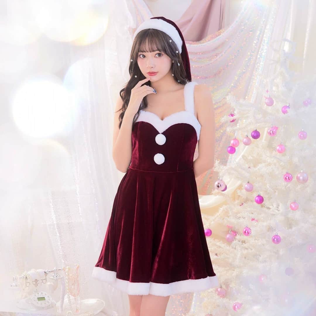 DazzyStoreさんのインスタグラム写真 - (DazzyStoreInstagram)「クリスマスが待ち遠しい⁉⁠ ⁠ 可愛いがあふれ出す⁠ ℂ𝕙𝕣𝕚𝕤𝕥𝕞𝕒𝕤 コーデ🎄🔔💖⁠ ⁠ #PyunA . さん着用 @⁠_000919_⁠ ･･････････････････････････････････⁠ 🏷ベロアAラインワンピースサンタコスチューム⁠ Price：¥4,378(tax in)⁠ Color：WINE RED / BLACK⁠ / PINK⁠ 商品No.🔍 : fm7d001⁠ ⁠ スタイルアップ抜群なAラインがキュート♡⁠ ハイウエストワンピースのサンタコスチューム🎅⁠ 背中見せのカットアウトでほんのり色気もプラス✨⁠ ⁠ワンピース、サンタ帽のセット。⁠ ･･････････････････････････････････⁠ 　⁠ プロフィールのURLから⁠ オンラインショップをチェックしてね👆⁠ ▽　▽　▽　▽⁠ @dazzy_official⁠ 　⁠ ⁠⁠\\モニターキャンペーン//⁠ ポンチョ&Aラインワンピースクリスマスコスチューム⁠ がもらえる⁠モニター企画を開催中♡⁠ ⁠ 詳しくは11月16日の投稿をチェック👆⁠ 　⁠ ⁠／⁠ ⁠ dazzyドレスの着用写真を　⁠ ⁠#dazzyme をつけて投稿すると⁠ dazzy公式HPで紹介されるかも･･･？🫧♩⁠ ＼⁠　　　⁠ 　⁠ ───────────────────⁠───────⁠ #dazzy #dazzystore #通販 #ドレス #キャバ⁠ #キャバ嬢ドレス #キャバ嬢 #水商売 #夜職⁠ #ニュークラブ #クラブ #ナイトワーク⁠ #カラコン #コスメ #GRACIANA ⁠ #モニターキャンペーン #モニター企画 ⁠ #懸賞 #キャバ嬢コーデ #キャバ嬢life⁠ #華奢 #セクシーコーデ #大人可愛い⁠ #クリスマスコーデ #サンタコスチューム⁠ #パーティーコーデ #サンタコス」11月19日 12時00分 - dazzy_official