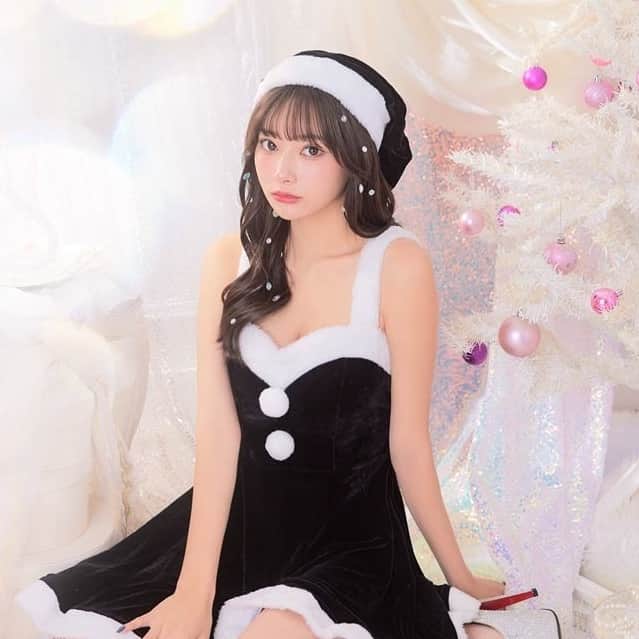 DazzyStoreさんのインスタグラム写真 - (DazzyStoreInstagram)「クリスマスが待ち遠しい⁉⁠ ⁠ 可愛いがあふれ出す⁠ ℂ𝕙𝕣𝕚𝕤𝕥𝕞𝕒𝕤 コーデ🎄🔔💖⁠ ⁠ #PyunA . さん着用 @⁠_000919_⁠ ･･････････････････････････････････⁠ 🏷ベロアAラインワンピースサンタコスチューム⁠ Price：¥4,378(tax in)⁠ Color：WINE RED / BLACK⁠ / PINK⁠ 商品No.🔍 : fm7d001⁠ ⁠ スタイルアップ抜群なAラインがキュート♡⁠ ハイウエストワンピースのサンタコスチューム🎅⁠ 背中見せのカットアウトでほんのり色気もプラス✨⁠ ⁠ワンピース、サンタ帽のセット。⁠ ･･････････････････････････････････⁠ 　⁠ プロフィールのURLから⁠ オンラインショップをチェックしてね👆⁠ ▽　▽　▽　▽⁠ @dazzy_official⁠ 　⁠ ⁠⁠\\モニターキャンペーン//⁠ ポンチョ&Aラインワンピースクリスマスコスチューム⁠ がもらえる⁠モニター企画を開催中♡⁠ ⁠ 詳しくは11月16日の投稿をチェック👆⁠ 　⁠ ⁠／⁠ ⁠ dazzyドレスの着用写真を　⁠ ⁠#dazzyme をつけて投稿すると⁠ dazzy公式HPで紹介されるかも･･･？🫧♩⁠ ＼⁠　　　⁠ 　⁠ ───────────────────⁠───────⁠ #dazzy #dazzystore #通販 #ドレス #キャバ⁠ #キャバ嬢ドレス #キャバ嬢 #水商売 #夜職⁠ #ニュークラブ #クラブ #ナイトワーク⁠ #カラコン #コスメ #GRACIANA ⁠ #モニターキャンペーン #モニター企画 ⁠ #懸賞 #キャバ嬢コーデ #キャバ嬢life⁠ #華奢 #セクシーコーデ #大人可愛い⁠ #クリスマスコーデ #サンタコスチューム⁠ #パーティーコーデ #サンタコス」11月19日 12時00分 - dazzy_official