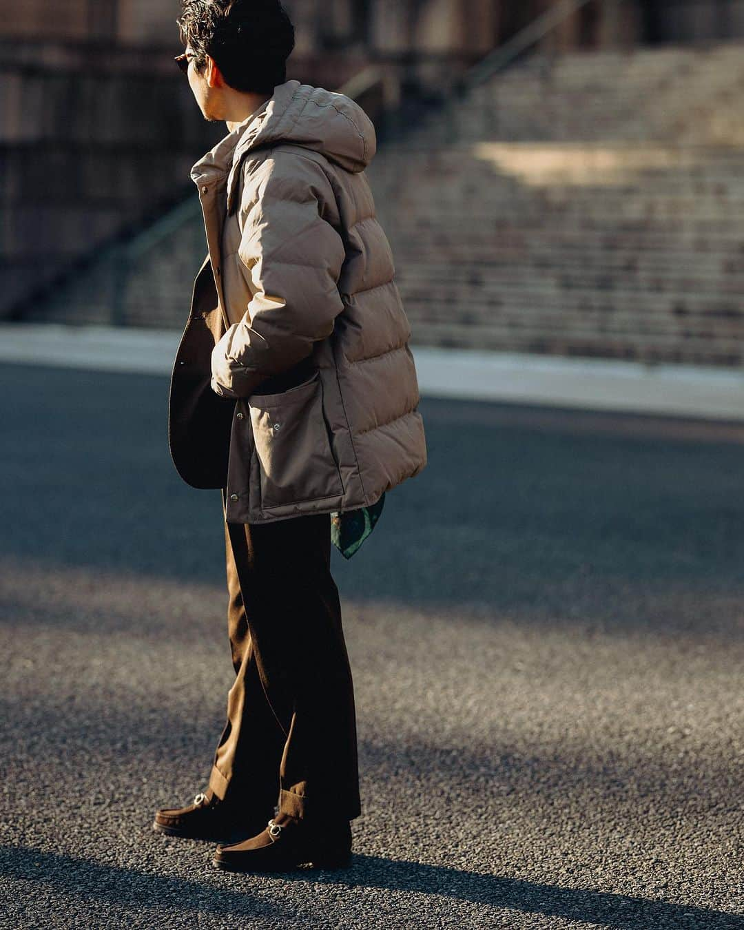 PITTI SNAP by BEAMSさんのインスタグラム写真 - (PITTI SNAP by BEAMSInstagram)「Gentleman’s Outer 〜今、着たい。私の本命アウター。〜  BEAMS F ディレクター 西口修平 @shuhei_nishiguchi   「80年代初頭の中綿ジャケットをベースに〈ウールリッチ〉へ完全別注し、製作したダウンジャケット。細部にオリジナル”らしさ”を踏襲しながら、上質な天然ダウンに滑らかで綺麗なボディのシェルなど、大人が大人らしく、品良く着られるレトロモダンな一着に仕上げました。こちらのダウン、カジュアルな装いにはまず間違い無いですが、スーツスタイルに合わせるのもまた格好良い。キャバルリーツイルのスーツにラグソールのビットブーツ、ウエスタンシャツ、アニマル柄のスカーフなど様々な国、時代感をミックスさせて。入り組んでいるようでなんとなく自然と収まっているような、そんな大人の熟したスタイリングを目指しました」  #mrbeams #beams #beamsf #brillaperilgusto #mensfashion #woolrich」11月19日 11時57分 - mr_beams_webmagazine