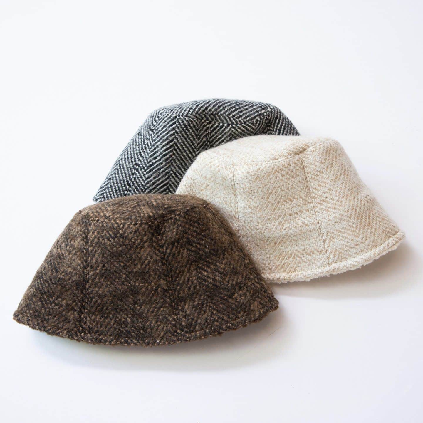 【公式】帽子専門店イチヨンプラス さんのインスタグラム写真 - (【公式】帽子専門店イチヨンプラス Instagram)「. リバーシブルで被れるボアバケハ。  トレンドの下さがりのつばは、顔周りまで覆うので、冷たい風を防いでくれます。 内側全体がボアになっているため、真冬でも暖かく過ごせます。  つばをあげて室内で被れるトーク帽のようにアレンジしても◎  メルトン生地の細身のコートだと、少しクールに。素材合わせでボアのアウターと合わせると季節感のあるコーディネートを楽しめます☺︎  ▼商品名 #起毛ヘリンボーンチューリップ ▼商品コード #103383  ¥5200(税込) Color:beige,black,brown  ._______________________________________⠀⠀⠀  商品や色々なシーンに合わせた帽子コーデ、帽子にまつわるHOW TOをお届けしています♪ 最新情報はアカウントをCheck！ 👉@14plusjp . .________________________________________⠀⠀⠀ #イチヨンプラス #帽子 #帽子コーデ #バケハ #ボア #防寒#冬コーデ」11月19日 11時58分 - 14plusjp