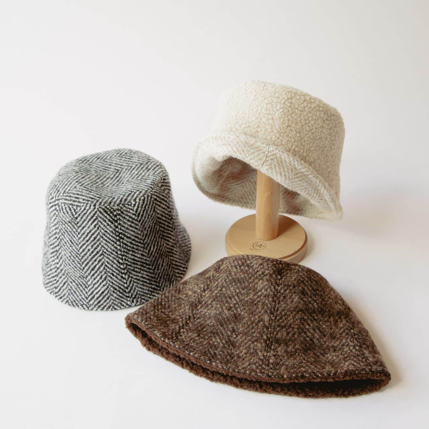 【公式】帽子専門店イチヨンプラス さんのインスタグラム写真 - (【公式】帽子専門店イチヨンプラス Instagram)「. リバーシブルで被れるボアバケハ。  トレンドの下さがりのつばは、顔周りまで覆うので、冷たい風を防いでくれます。 内側全体がボアになっているため、真冬でも暖かく過ごせます。  つばをあげて室内で被れるトーク帽のようにアレンジしても◎  メルトン生地の細身のコートだと、少しクールに。素材合わせでボアのアウターと合わせると季節感のあるコーディネートを楽しめます☺︎  ▼商品名 #起毛ヘリンボーンチューリップ ▼商品コード #103383  ¥5200(税込) Color:beige,black,brown  ._______________________________________⠀⠀⠀  商品や色々なシーンに合わせた帽子コーデ、帽子にまつわるHOW TOをお届けしています♪ 最新情報はアカウントをCheck！ 👉@14plusjp . .________________________________________⠀⠀⠀ #イチヨンプラス #帽子 #帽子コーデ #バケハ #ボア #防寒#冬コーデ」11月19日 11時58分 - 14plusjp