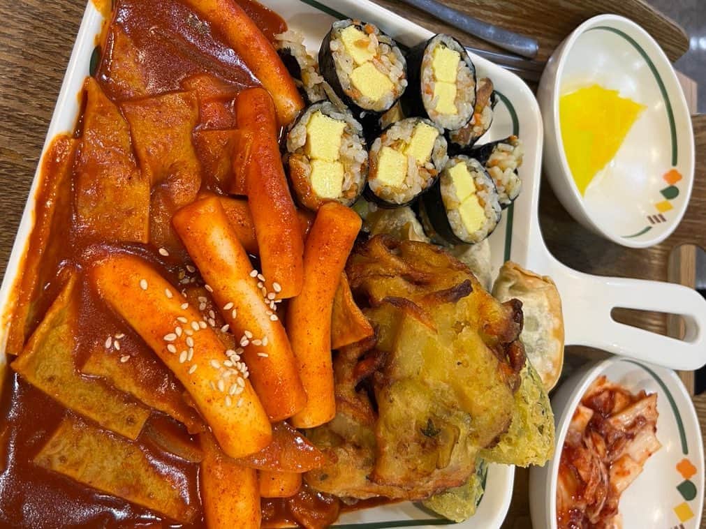 千秋さんのインスタグラム写真 - (千秋Instagram)「今回の韓国旅行で食べたもの10選 たぶん人生13回目、この1年で4回目の韓国なので、特別なものではなくいつも食べているものが中心です サムギョプサル、安定のスタバ、屋台のトッポギ&キンパ、カフェレイヤード、屋台のトッポギ&チャプチェ、サムギョプサル、プデチゲ、またカフェレイヤード、スタバ•••とカフェ⇔赤くて辛いやつ、の繰り返し🔁w 🇰🇷アカウントがわかるものは貼っておきました  爆買いしたものはYouTubeでまたやります！ 今回、アレがマイブームだったらしく、気が付いたらアレばっかり買っててこわい😆  韓国旅行✈️地下鉄もマウルバスも乗りこなして、両替やT-moneyカード、コインロッカーや空港への行き来、Wi-Fi、電源プラグ、何が便利でお得なのかもう全部掌握できた気がする。 必要ならYouTubeでHow toもやります🙋🏻‍♀️  #韓国旅行 #千秋旅日記 #韓国グルメ #乙支路 #東大門 #高速ターミナル #現代ソウル #ヨイド #広蔵市場 #聖水洞 #明洞 #弘大 #ヨンナムドン」11月19日 12時08分 - chiaki77777