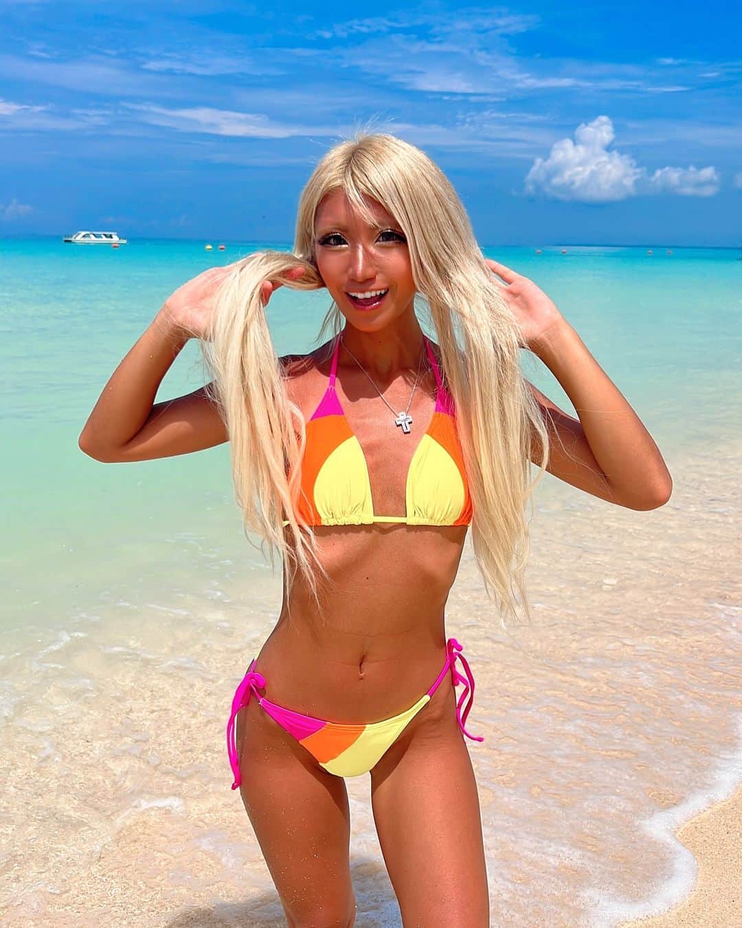 やよさーんのインスタグラム：「. 私はギャルじゃなくてビーチガールです👱🏾‍♀️🤎🥥🌴🏝️ だからたまに言ってくれる海とビキニが世界一似合うって言葉めちゃくちゃ嬉しい〜🥰 . . #宮古島 #宮古島ビーチ #miyakoisland #miyakojima #与那覇前浜 #bikinigirl」