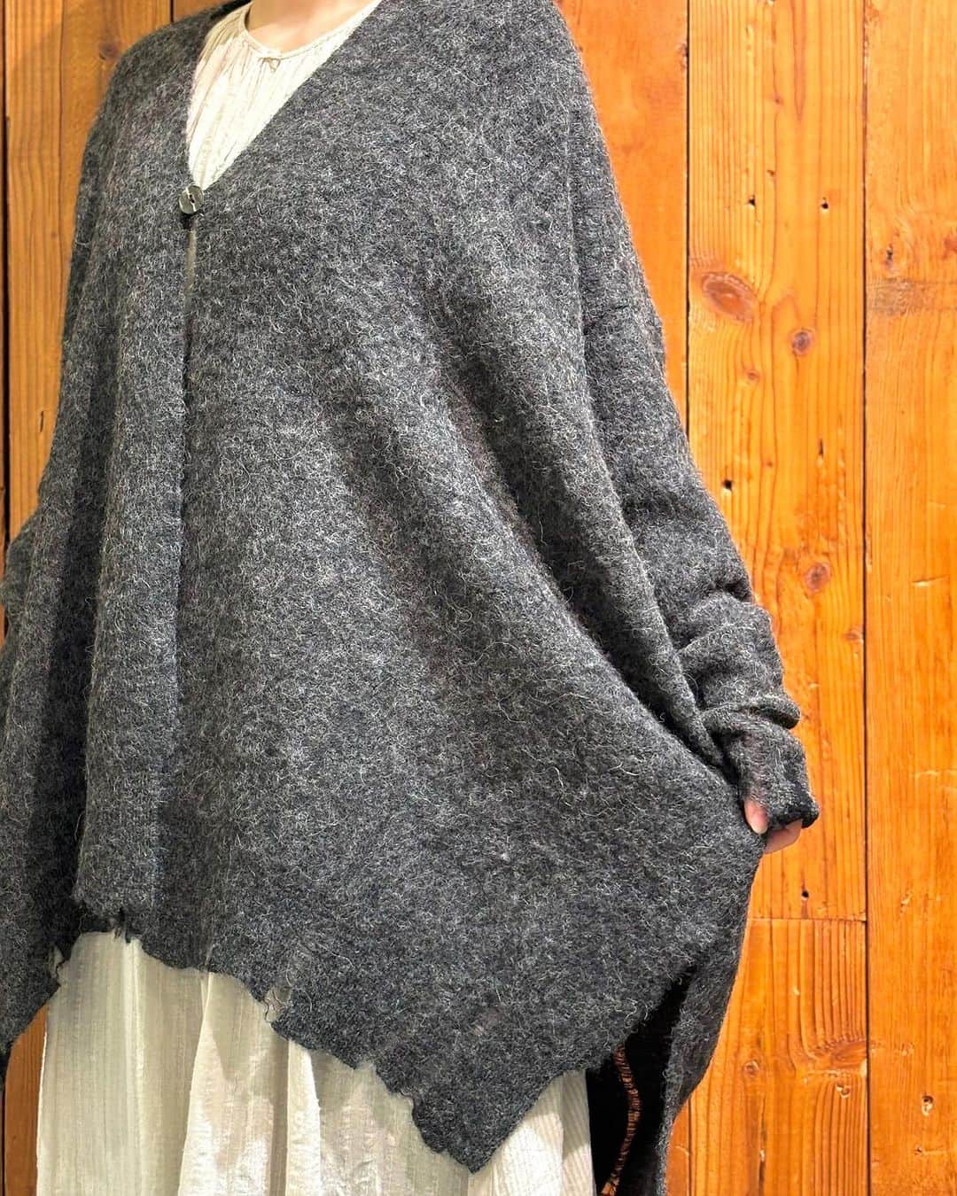のインスタグラム：「•  pas de calais  New arrival   •Cardigan Knit (No.2428) Charcoal, Grey, Camel 48,400yen •Blouse (No.6428) Ivory, Black 31,900yen •Skirt (No,7226) Ivory, Black 39,600yen  #pasdecalais  #pasdecalais_offical_jp  #パドカレ #newarrival  #outfit  #23aw #パドカレコーデ  #大人カジュアル」