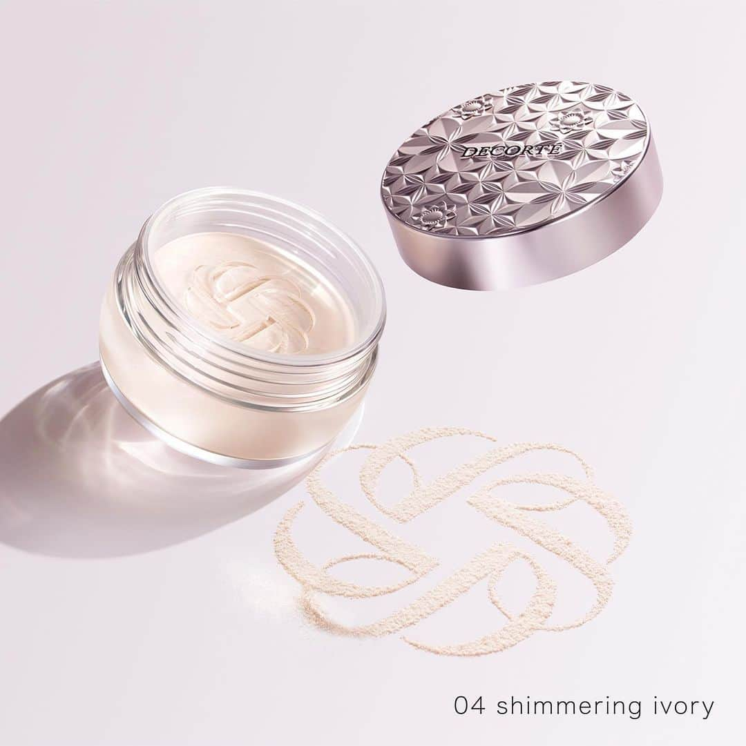 DECORTÉのインスタグラム：「New face powder with 5 textures and 9 types.   04 shimmering ivory has a semi-glossy texture.  A clear ivory tone blends into your skin, giving you a bright and transparent skin.  5質感・9種の新しいフェイスパウダー。  04 shimmering ivoryは、セミツヤ質感。 肌なじみのよいクリアアイボリートーンが、トーンアップと透明感のある肌印象を叶えます。  1月16日発売　新商品 ルースパウダー　9種  #コスメデコルテ #decorte #ルースパウダー #フェイスパウダー #ベースメイクアップ #ベースメイク#透明感 #素肌感 #毛穴レス  #facepowder #makeup #cosmetics #beauty #jbeauty」