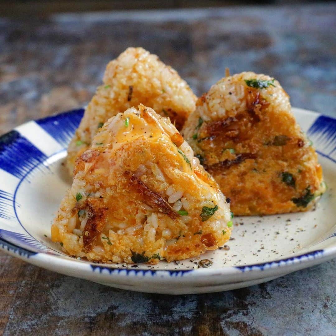 エダジュンさんのインスタグラム写真 - (エダジュンInstagram)「トムヤムクン焼きおにぎり🇹🇭🍙  トムヤムクンペーストで味付けしたおにぎりに、スライスチェダーチーズを入れ、表面にナンプラーを塗って、こんがり焼いたら、 ほんとーーーーにおいしかった🥹!!  ペロリと３個食べてしまいましたが、 これはしかたない🤷‍♂️優勝です🥇✨  ごはんに、桜エビ、刻みパクチー&チェダーチーズ、トムヤムクンペースト、ナンプラーを混ぜて三角形に。  フライパンに油をひいて、表面をカリッと焼いたら、最後にナンプラーを塗って、焦げ目をつけたら完成🙌  チーズの焼けて、サクサク食感で、トムヤム味もですが、パクチーの柔らかな味わいも💯  リピ決定となりました☺️✨  #トムヤムクン #焼きおにぎり#おにぎり #パクチー #エダジュン」11月19日 12時03分 - edajun