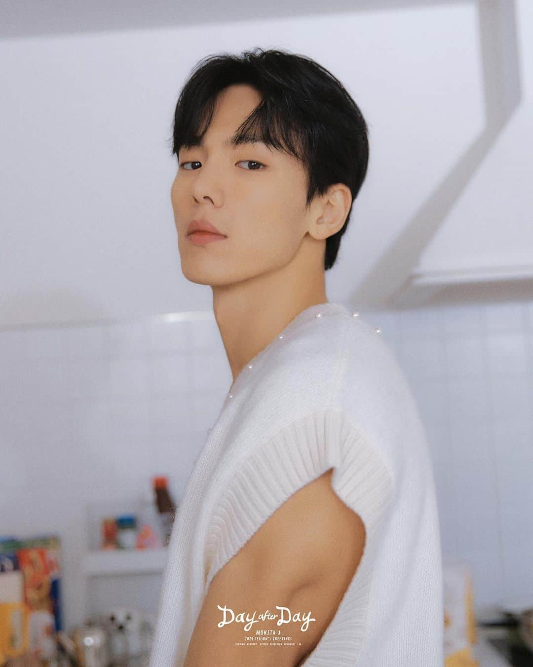 Monsta Xのインスタグラム：「📸 2024 MONSTA X SEASON'S GREETINGS 𝑫𝒂𝒚 𝒂𝒇𝒕𝒆𝒓 𝑫𝒂𝒚 ☀🌟  CONCEPT PHOTO  #셔누 #SHOWNU  🗓 예약 판매 오픈 231120 4PM - (KST)  #몬스타엑스 #MONSTA_X #MONSTAX #2024시즌그리팅 #DayafterDay」