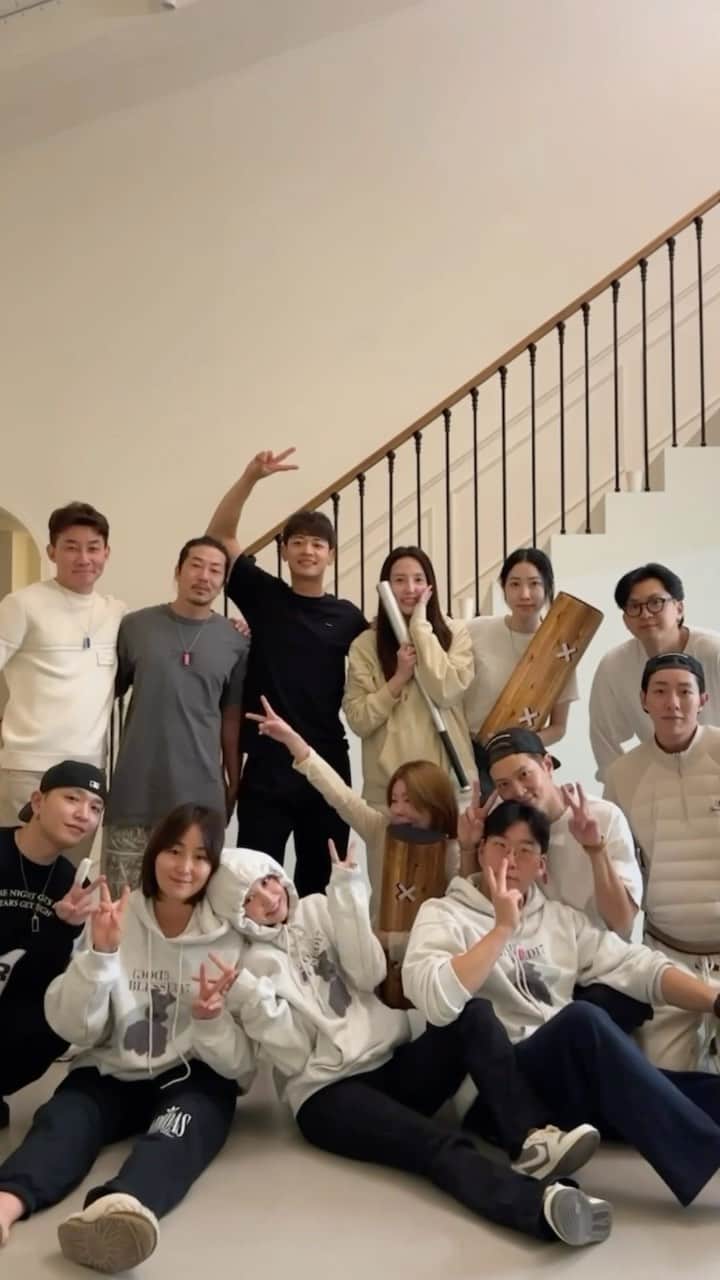イム・ジヒョンのインスタグラム：「1년만에 돌아온 단합대회! 발에 뾱뾱이 붙이고 사람 찾아내는 저 게임... 진짜 꿀잼....🤭 친구 여럿이 모일때 한번 해보세요! 그리고 대왕윷놀이도 얼마나 재밌게요🤭ㅋㅋㅋ  #reels」