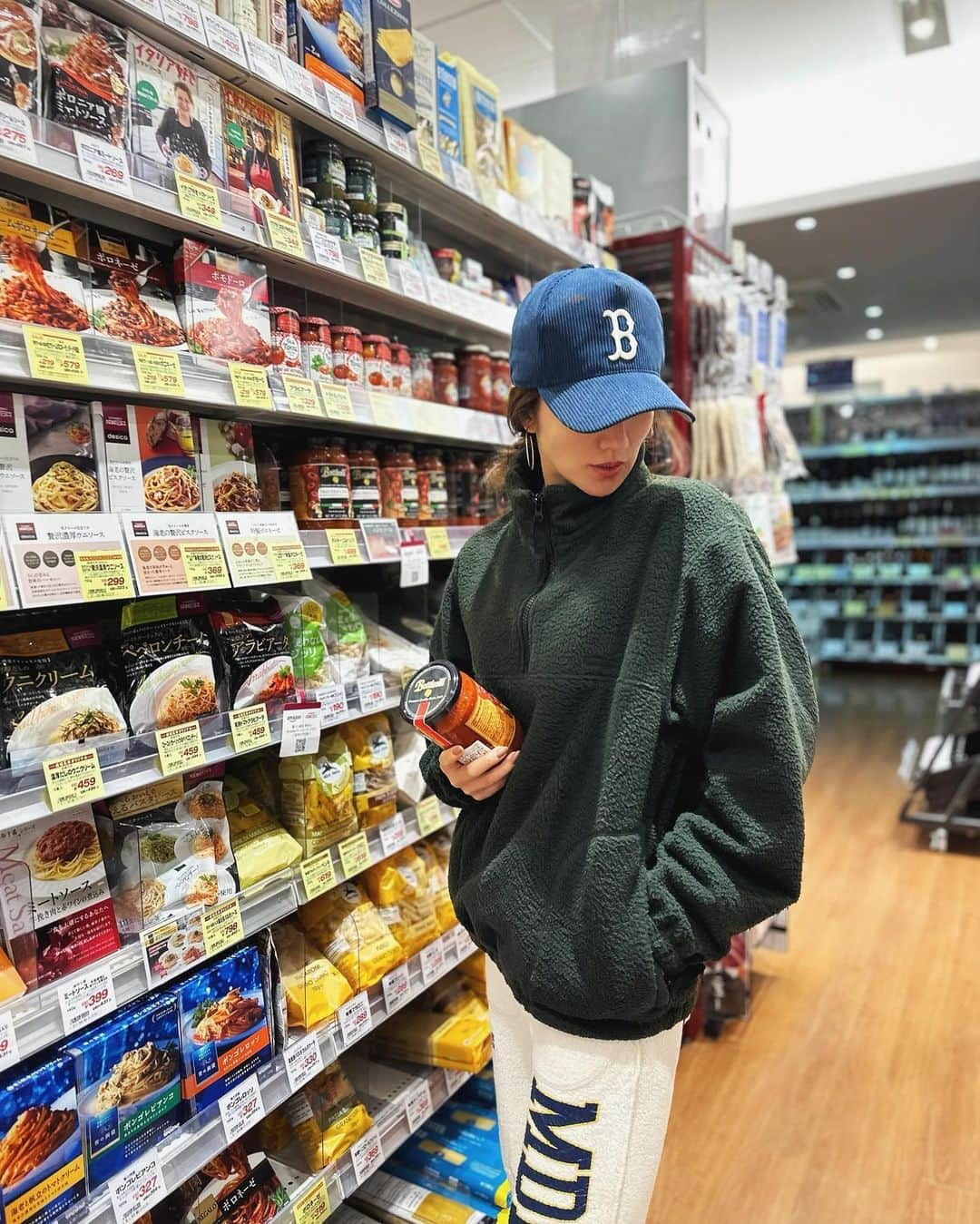 上原歩さんのインスタグラム写真 - (上原歩Instagram)「* イータリーで買ったトマトソース🥫が美味しくて近くのスーパーで探してみましたがやはり売っていなかった。  お野菜とお肉をプラス とても甘いので大人にはピリッとさも加えてパスタ麺はZENB以外食べない我が家🍝  そしてよく見ると帽子に土がたくさん付いている。 この前にお散歩してて土に落ちて🧢こんなに付いてると気づかなかった。あちゃー。  今日も良い天気 皆さま素敵な週末を🤍  ______________________________________________  #love #life #loveislove #pasta  #wear #ootd」11月19日 12時06分 - ayumiuehara