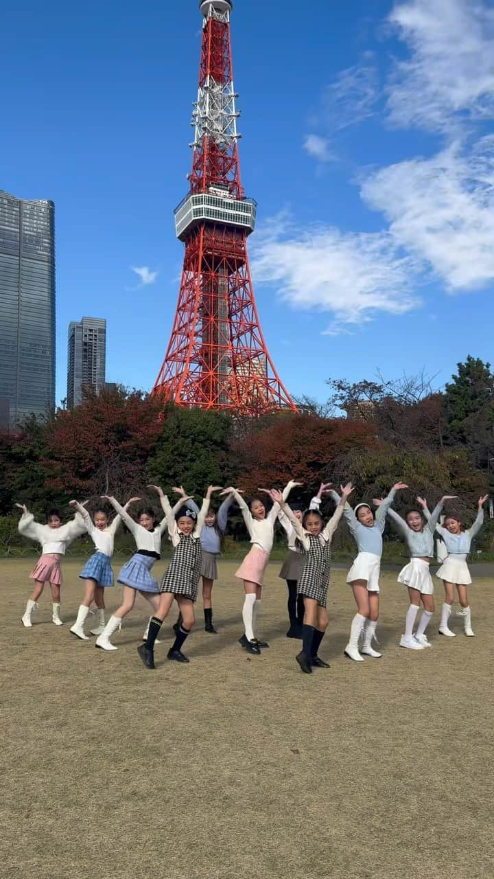 Ruuのインスタグラム：「@dance_studio_vivid 🌈🗼💕  昨日の二子玉川でのイベント見に来て下さった方、声をかけて下さった方、有難うございました🥹✨みんなにとっても素敵な経験となったはず💖  昨日は最高な秋晴れ🍁☀️🧡 みんなの先輩、つくちゃんに パワーが届きますように、、💕 みんなのつくちゃんへの愛が強め🤣  #leaphigh #leaphigh101profile #佐々木つくし　#vividmercury」