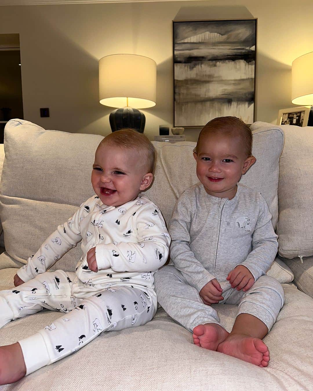 サム・フェアーズさんのインスタグラム写真 - (サム・フェアーズInstagram)「A cousins sleepover on a cozy Saturday afternoon, all dressed in Christmas pyjamas 🐻‍❄️🎅🏼 @billieshepherdofficial   2 pack sleep-suit from my range @tescofood @fandfclothing @knightleyadventures 🫶 matching family pjs.」11月19日 3時08分 - samanthafaiers