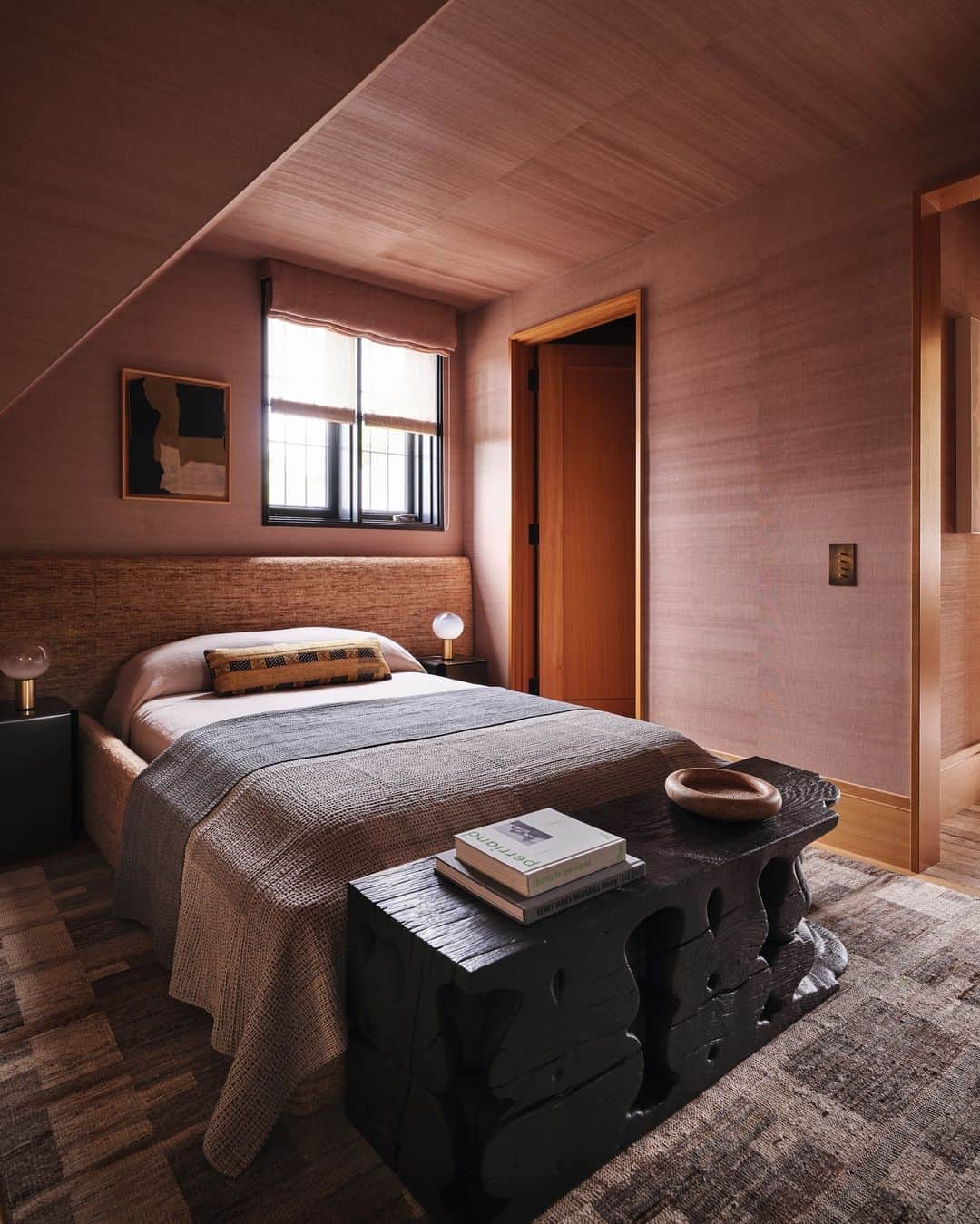 ケリーウェアスラーのインスタグラム：「SUITE À LA MODE A guest suite in a recent private residential project. XK」