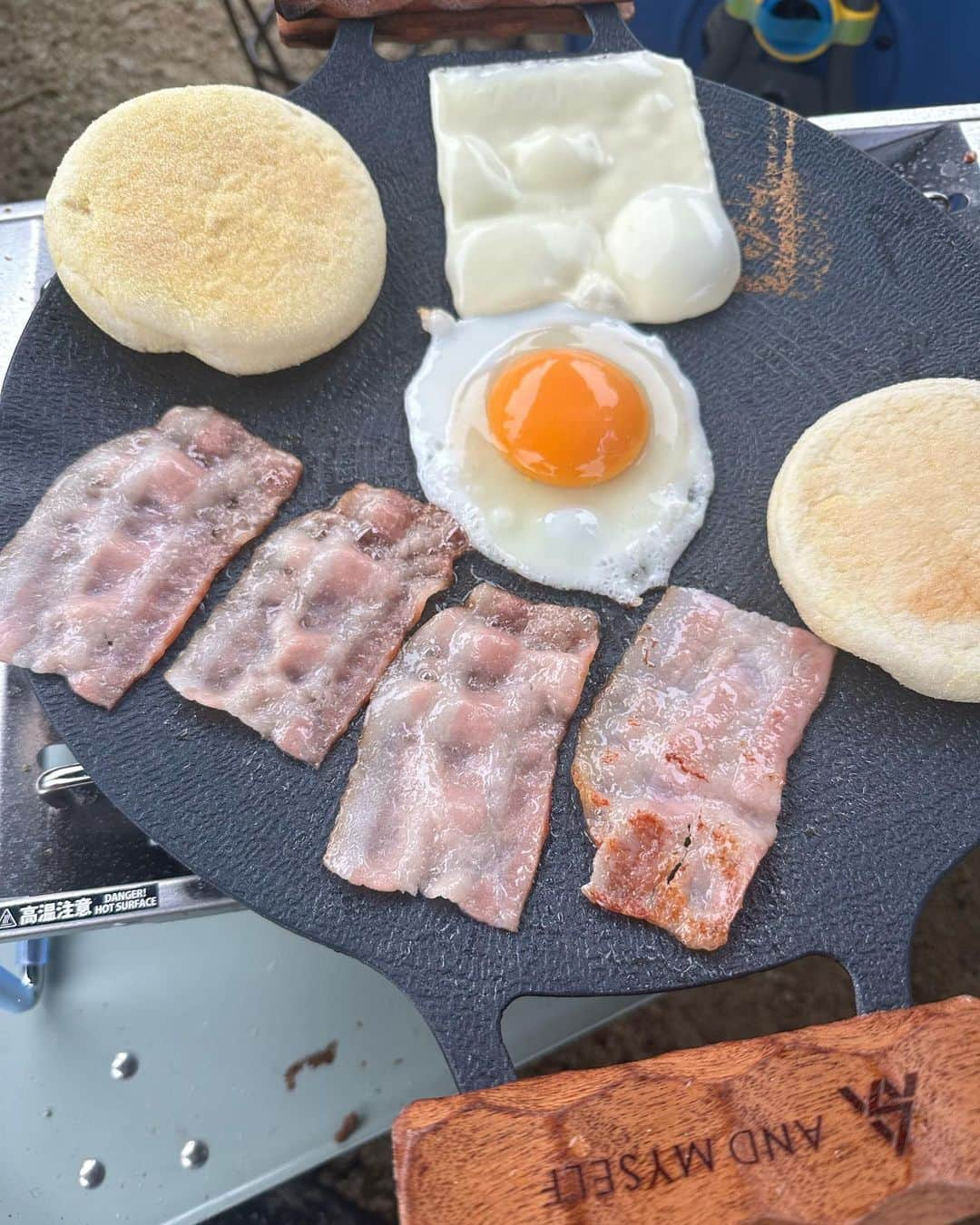 高野桃子のインスタグラム：「🍳 アウトドアスパイスほりにしが万能！！かけといたら間違いなく超美味しいから、持っていく調味料正直これだけでもよい◎ポップコーンやってみたけど焦がして食べられず笑  #ほりにしスパイス  #キャンプ飯  #キャンプ飯レシピ #キャンプ料理 #キャンプグッズ」