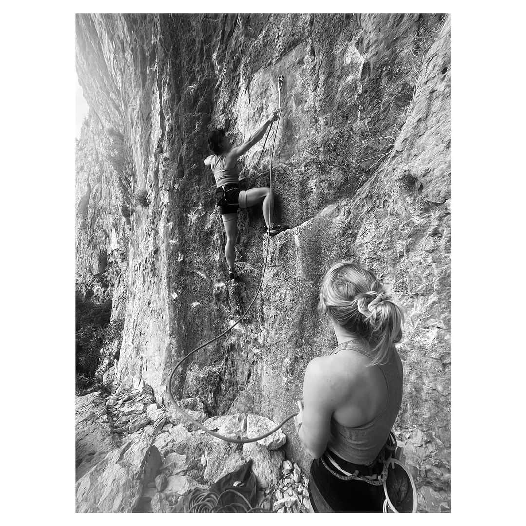 マーゴ・ヘイズさんのインスタグラム写真 - (マーゴ・ヘイズInstagram)「sardinian moments pt.1 in b&w (thank you to my tnf family) 🤍 also im the best at ping pong. if anyone says differently they r just salty 🧂 @thenorthface @thenorthface_climb」11月19日 3時10分 - margojain