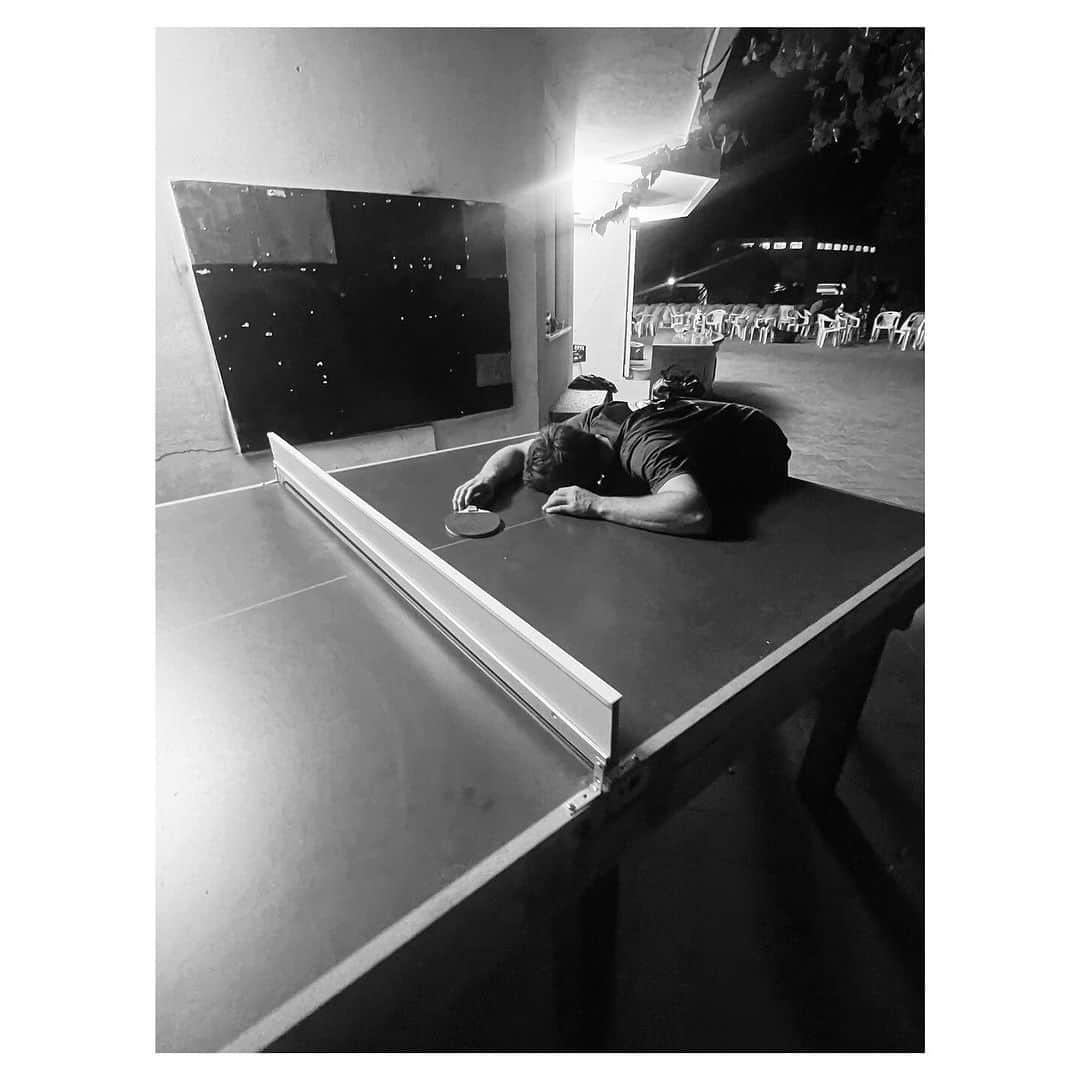 マーゴ・ヘイズさんのインスタグラム写真 - (マーゴ・ヘイズInstagram)「sardinian moments pt.1 in b&w (thank you to my tnf family) 🤍 also im the best at ping pong. if anyone says differently they r just salty 🧂 @thenorthface @thenorthface_climb」11月19日 3時10分 - margojain