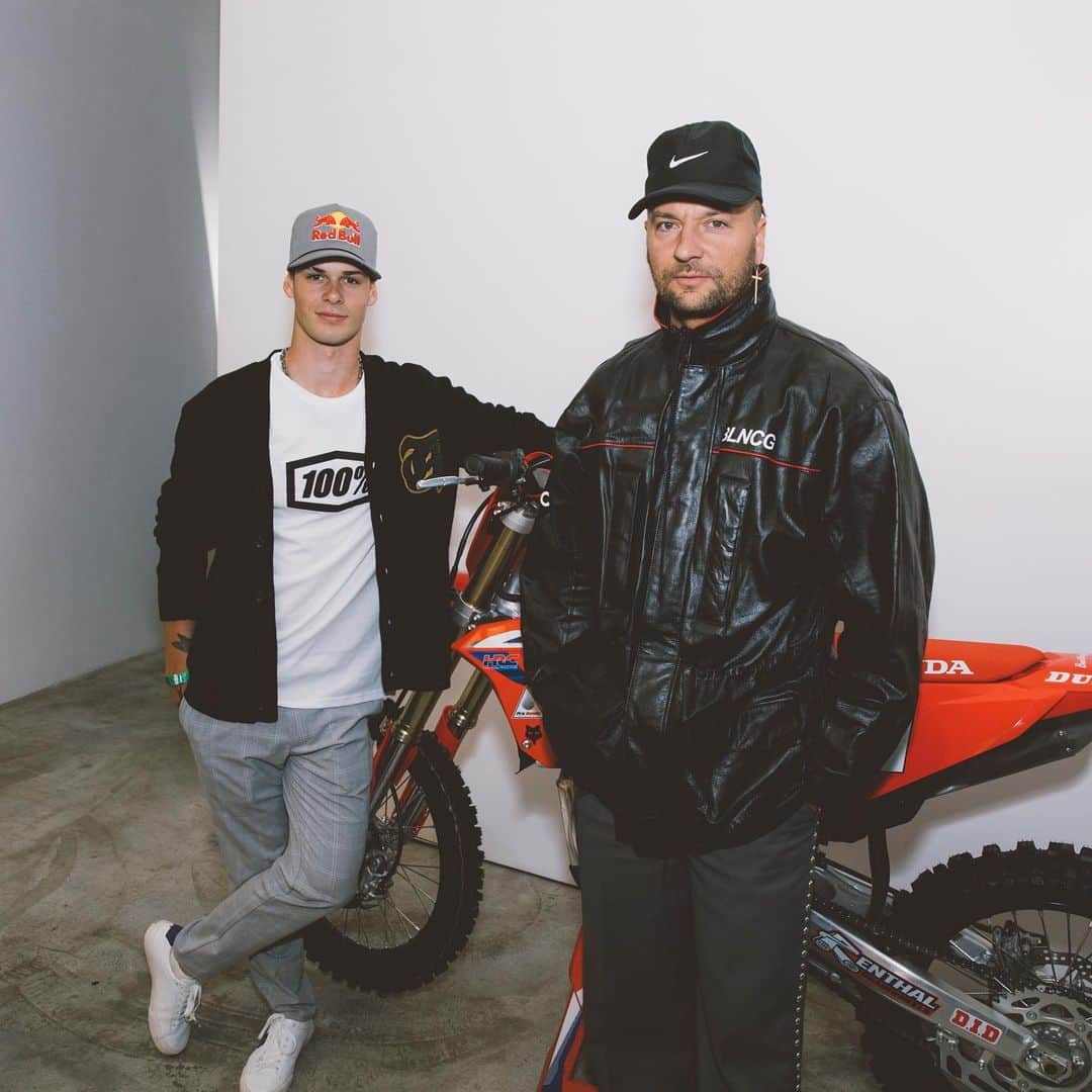 Racer X Onlineさんのインスタグラム写真 - (Racer X OnlineInstagram)「Last night in Paris @ride100percent and @jettson18 did a 100% pop up drop for @supercross_de_paris 🇫🇷 Dropping on Monday‼️ 🍩 #ride100percent」11月19日 3時11分 - racerxonline