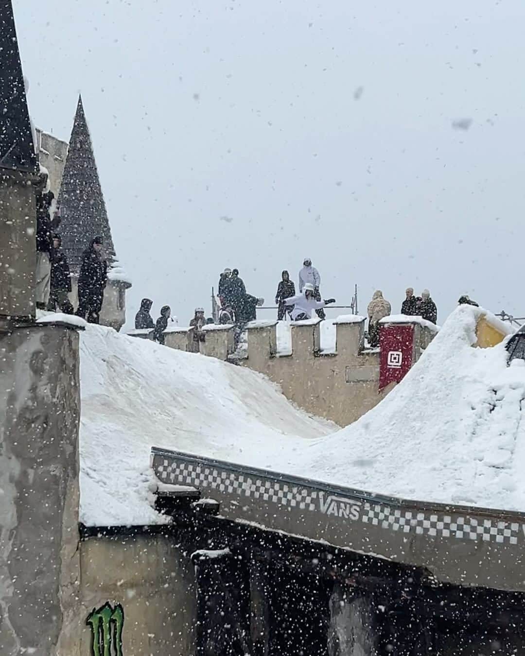 アナログクロージングのインスタグラム：「🏰 DIYX CASTLE JAM 🏰  @zebpowelll & @robroethler   Follow @burtoneurope for live updates from @diyx_strt_jam day 2.  — 📷 @jesselynndawson  #Burton  #Snowboarding」
