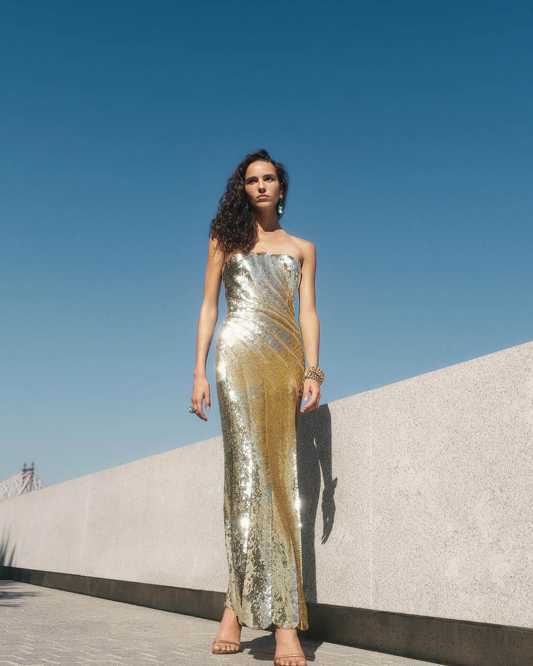 オスカーデラレンタのインスタグラム：「Dégradé gold sequin panels are spiral cut for the season’s show-stopping cocktail dress. #odlrprespring2024  Discover the collection at the link in bio.」
