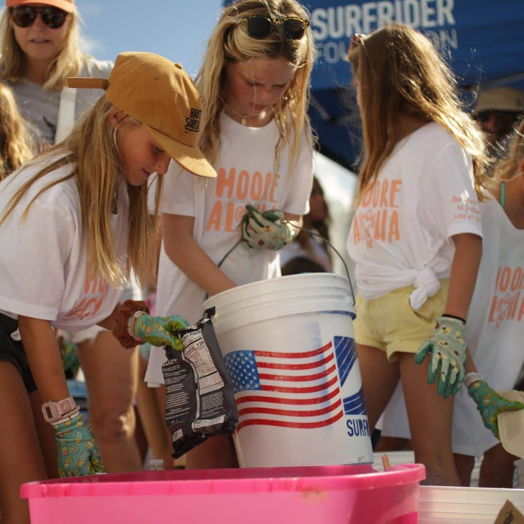 カリッサ・ムーアさんのインスタグラム写真 - (カリッサ・ムーアInstagram)「Thank you Jacksonville for filling my heart ❤️ Looking at the photos from the @moorealoha X @supergirlpro a week later, I can still feel the joy.   A highlight for me was, with the help of Lyndsy and Tiffany, being able to share some of our Hawaiian cultural practices and way of Aloha. Seeing the girls make lei po’o and dance hula was very special to me.  Mahalo to everyone who made this event possible. The @supergirlpro team @surfrider @hurley @e_hula_mai_dance_academy  @surfcoachmotes @leihookano @sunbum @gomacro @fcs_surf and all the incredible young ladies who participated… it was because of you that this day was so meaningful 🥰🫶🏻 #givemoorealoha」11月19日 3時13分 - rissmoore10