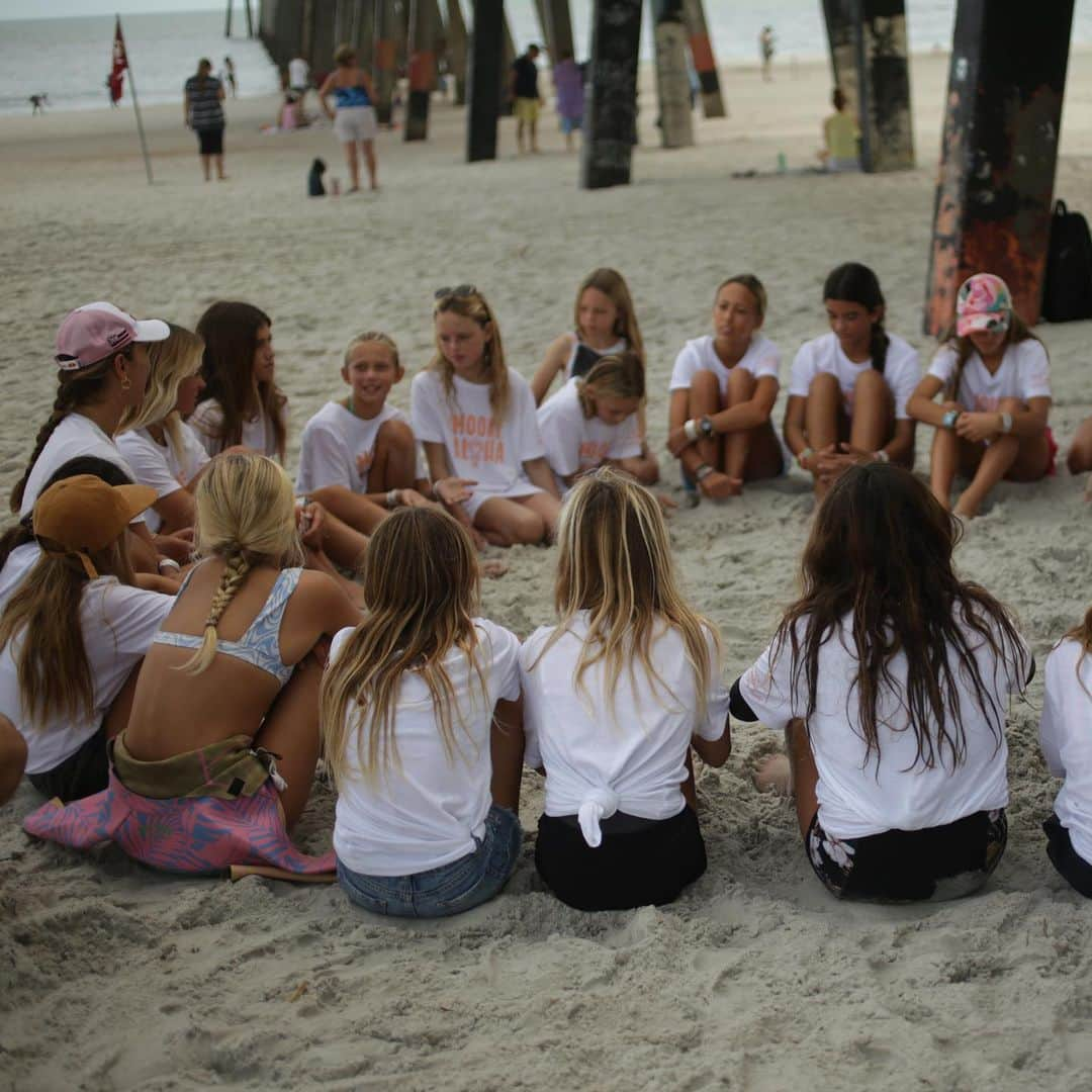 カリッサ・ムーアさんのインスタグラム写真 - (カリッサ・ムーアInstagram)「Thank you Jacksonville for filling my heart ❤️ Looking at the photos from the @moorealoha X @supergirlpro a week later, I can still feel the joy.   A highlight for me was, with the help of Lyndsy and Tiffany, being able to share some of our Hawaiian cultural practices and way of Aloha. Seeing the girls make lei po’o and dance hula was very special to me.  Mahalo to everyone who made this event possible. The @supergirlpro team @surfrider @hurley @e_hula_mai_dance_academy  @surfcoachmotes @leihookano @sunbum @gomacro @fcs_surf and all the incredible young ladies who participated… it was because of you that this day was so meaningful 🥰🫶🏻 #givemoorealoha」11月19日 3時13分 - rissmoore10